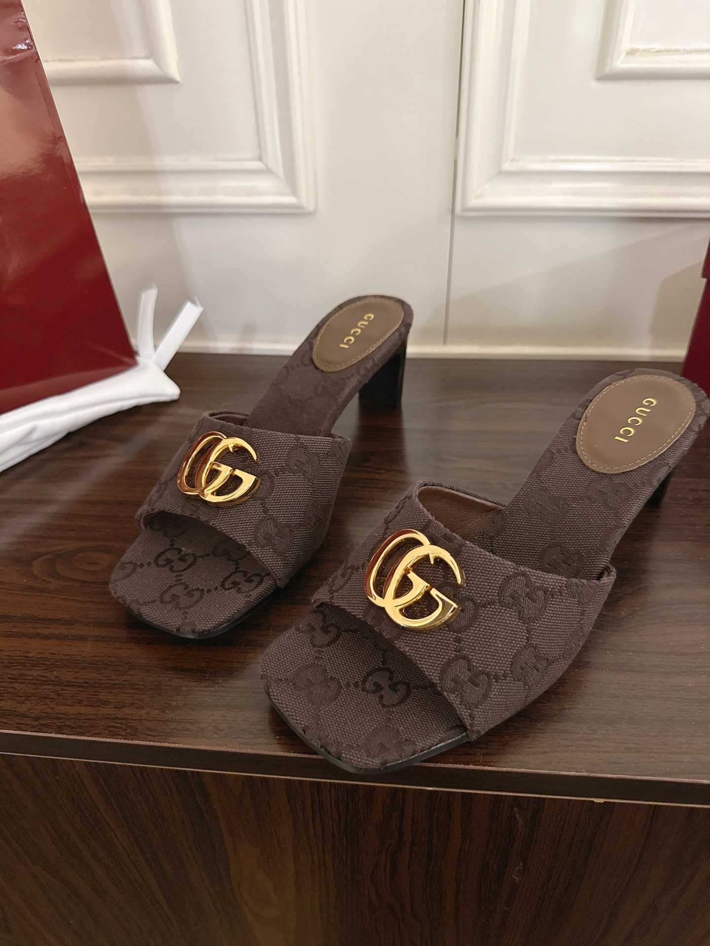 Gucci夏季新款女士双G拖鞋 Generation Gucci古驰世代系列深入探索品牌的典藏元素,将不同世代的设计融合为统一的美学叙事 7