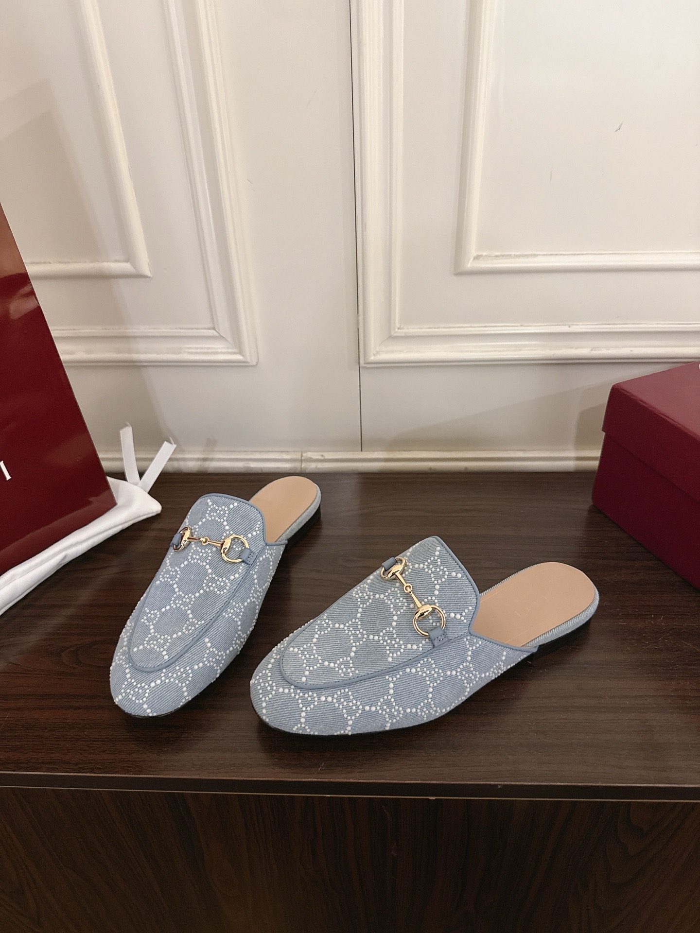 Gucci Princetown系列拖鞋采用品牌 的皮革面料，配以标志性的金色调马衔扣，呈现震撼效果
