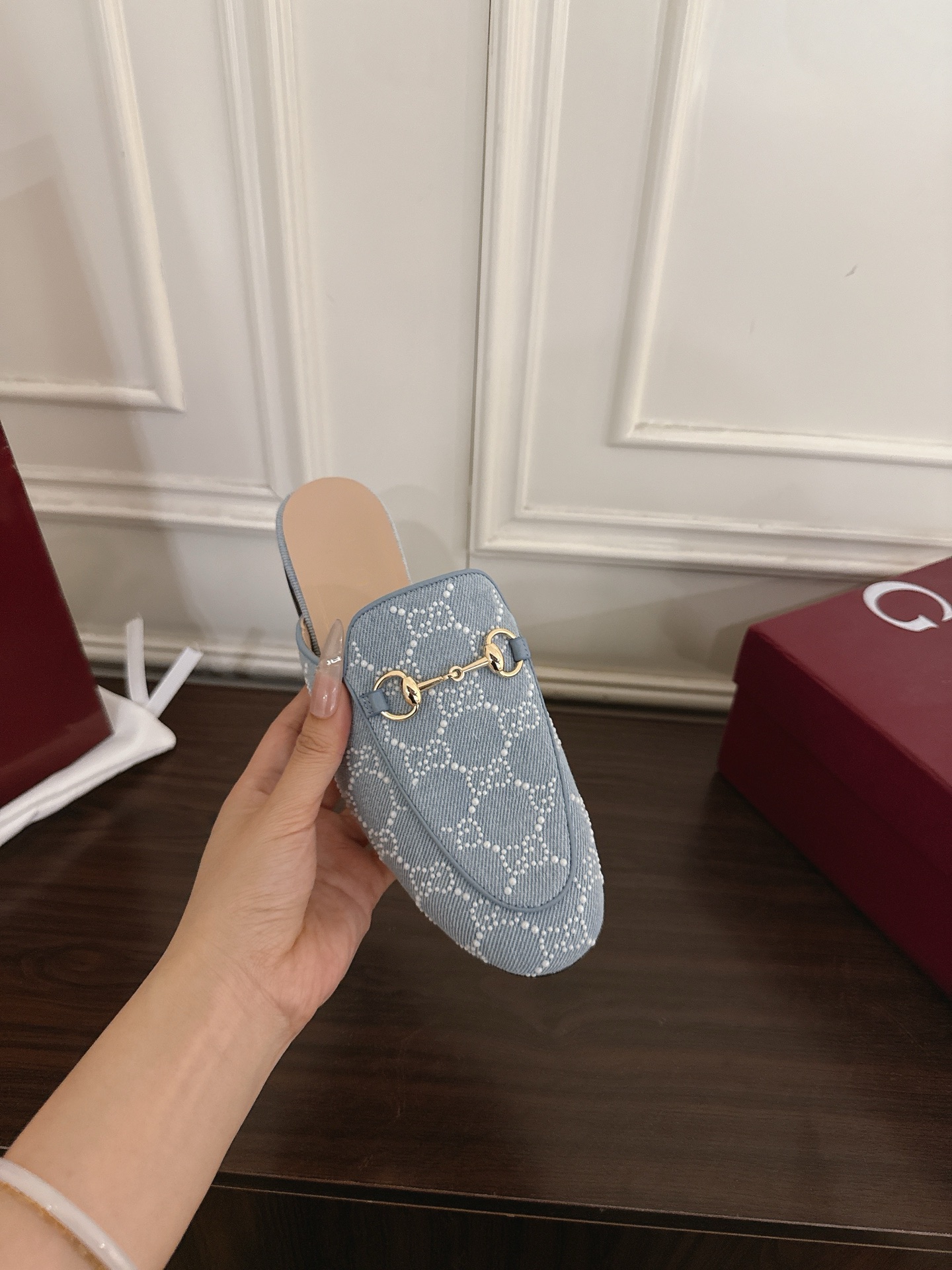 Gucci Princetown系列拖鞋采用品牌 的皮革面料，配以标志性的金色调马衔扣，呈现震撼效果