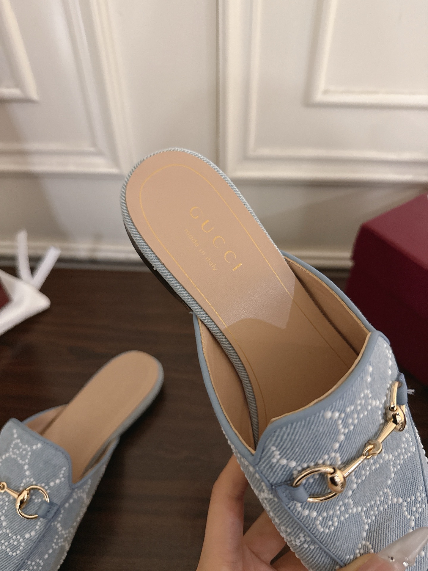 Gucci Princetown系列拖鞋采用品牌 的皮革面料，配以标志性的金色调马衔扣，呈现震撼效果