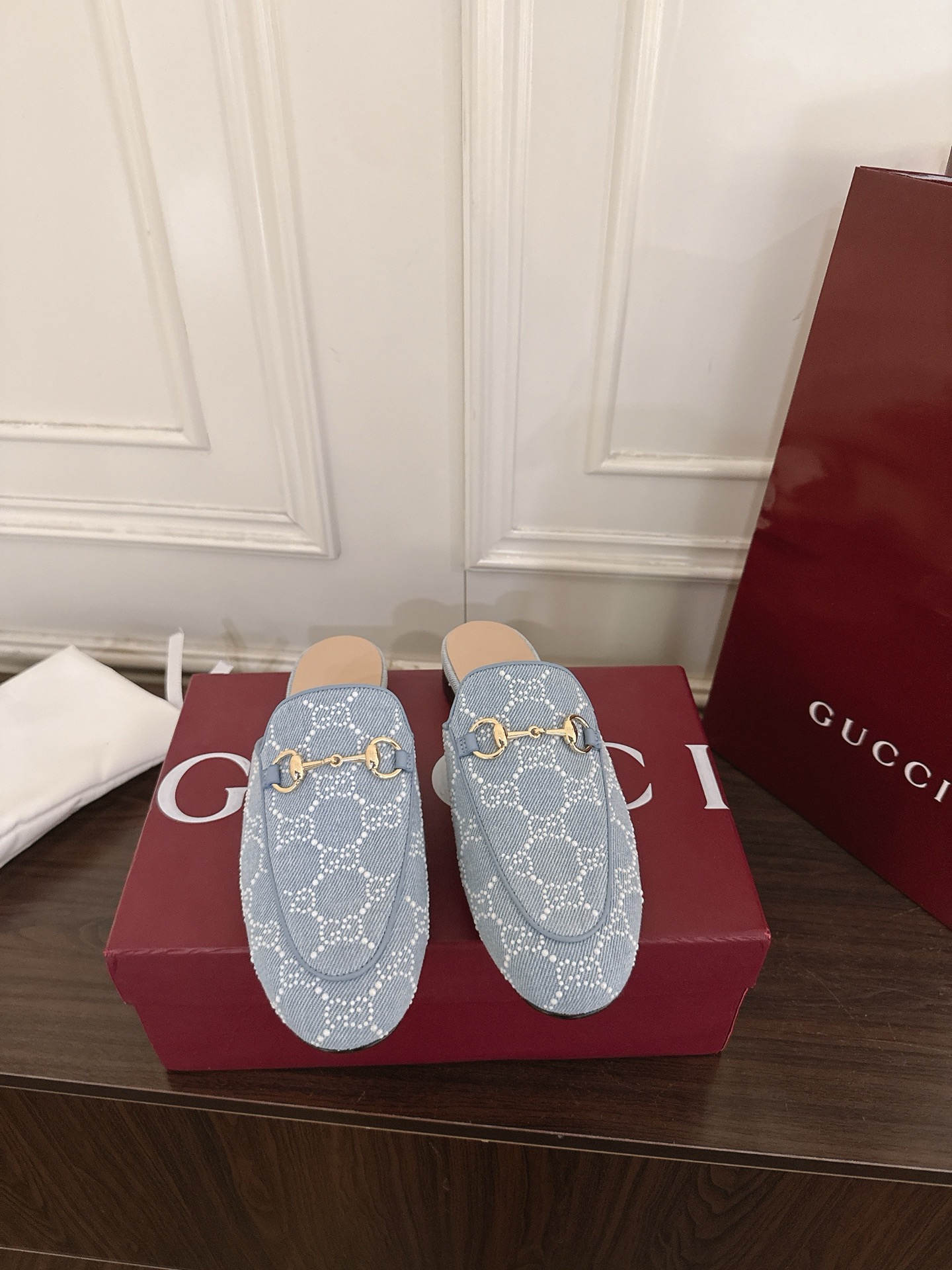 Gucci Princetown系列拖鞋采用品牌 的皮革面料，配以标志性的金色调马衔扣，呈现震撼效果