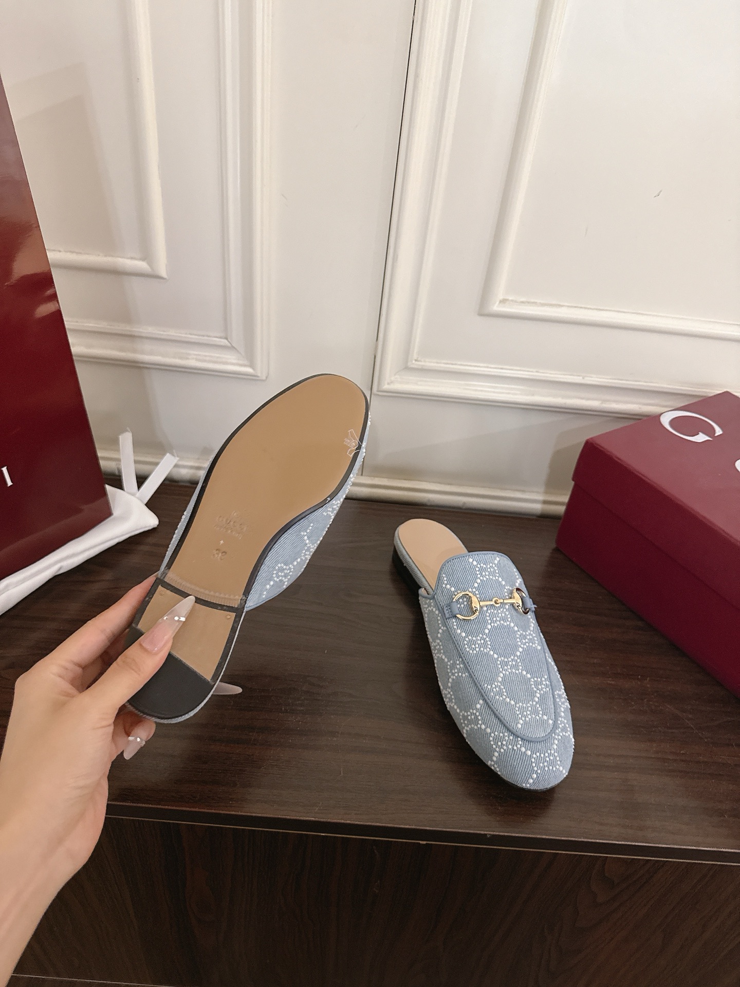 Gucci Princetown系列拖鞋采用品牌 的皮革面料，配以标志性的金色调马衔扣，呈现震撼效果