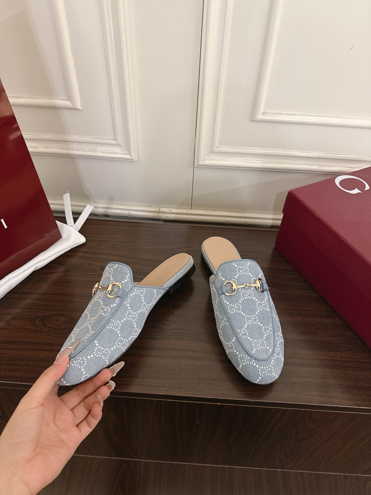 Gucci Princetown系列拖鞋采用品牌 的皮革面料，配以标志性的金色调马衔扣，呈现震撼效果