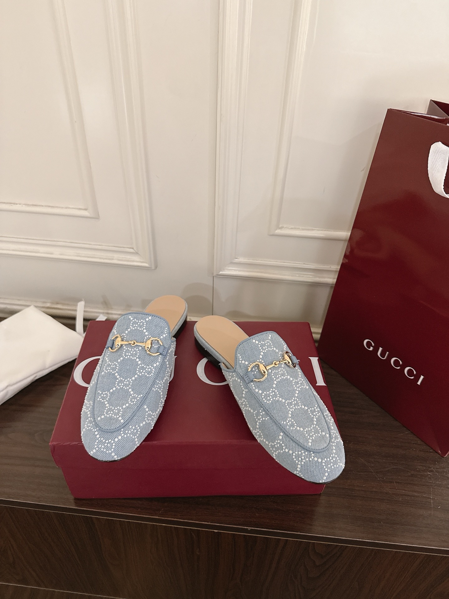 Gucci Princetown系列拖鞋采用品牌 的皮革面料，配以标志性的金色调马衔扣，呈现震撼效果