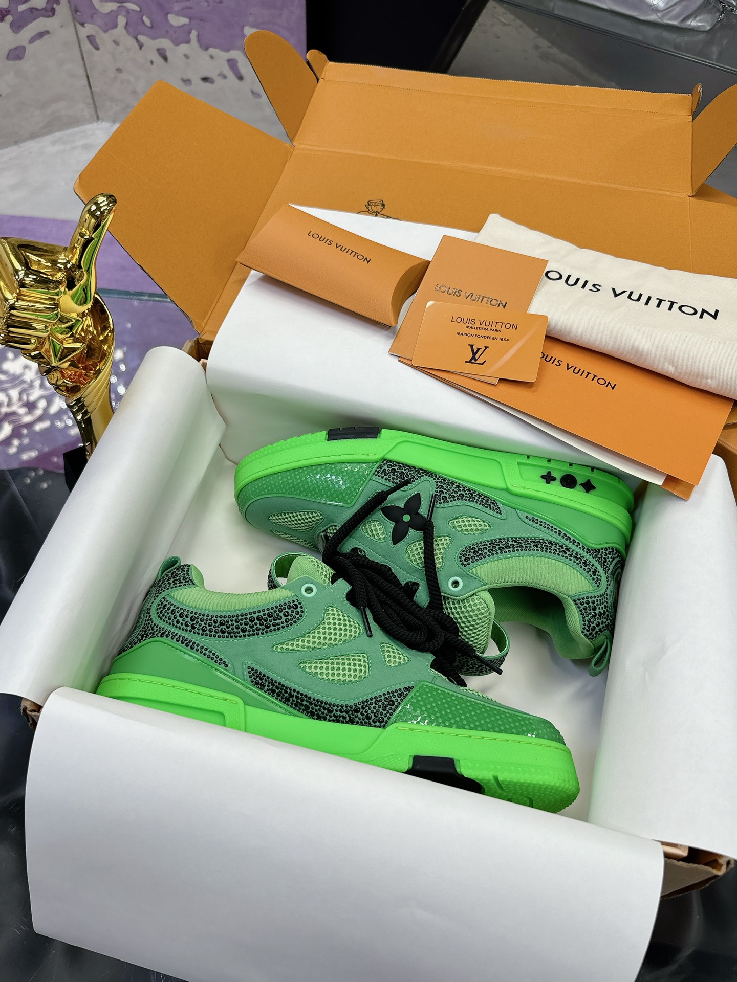 NO:413096,(Aircraft Box 10) Bread Shoes Added New Colors Craft Series 5/ Louis Vuitton Show Skate Shoes Popular, LOUIS VUITTON Trainer is undoubtedly one of the most successful Sneakers launched by luxury brands, but the pace of exploration will not stop LOUISVUITTON will also bring a new skate shoe series in spring 2025. The new series in the picture returns to the 1990s. Chunky Skate Shoes feels like the upper, the leather and mesh are made of uppers, the large silhouette and thick shoelaces are very eye-catching, and it is expected to have quite a lot of color matching like Trainer. Combined with the previous DIOR show skate shoes, this Chunky style may be stronger next year. Size: Women 35-40 Men 39-46, casual shoes/sports shoes, dior, louis  vuitton, louis vuitton,sneakers19860909（飞机盒10） 面包鞋 又加新颜色啦 工艺系列 5/ 路易威登走秀滑板鞋爆款, LOUIS VUITTON Trainer无疑是奢侈品牌推出的最成功的Sneaker之一,不过探索的脚步并不会停LOUISVUITTON也将在2025年春季带来全新滑板鞋系列.图中新系列回到了90年代 Chunky Skate Shoes既视感,皮革与网面打造鞋面,肥大的廓形与粗鞋带都非常惹眼,预计也会像Trainer一样拥有相当多的配色.结合此前 DIOR秀场滑板鞋来看,明年或许这股Chunky风会更加强劲. Size:女35-40 男39-46,休闲鞋/运动鞋,dior,louis vuitton,louis vuitton,sneakers,Women's Shoes