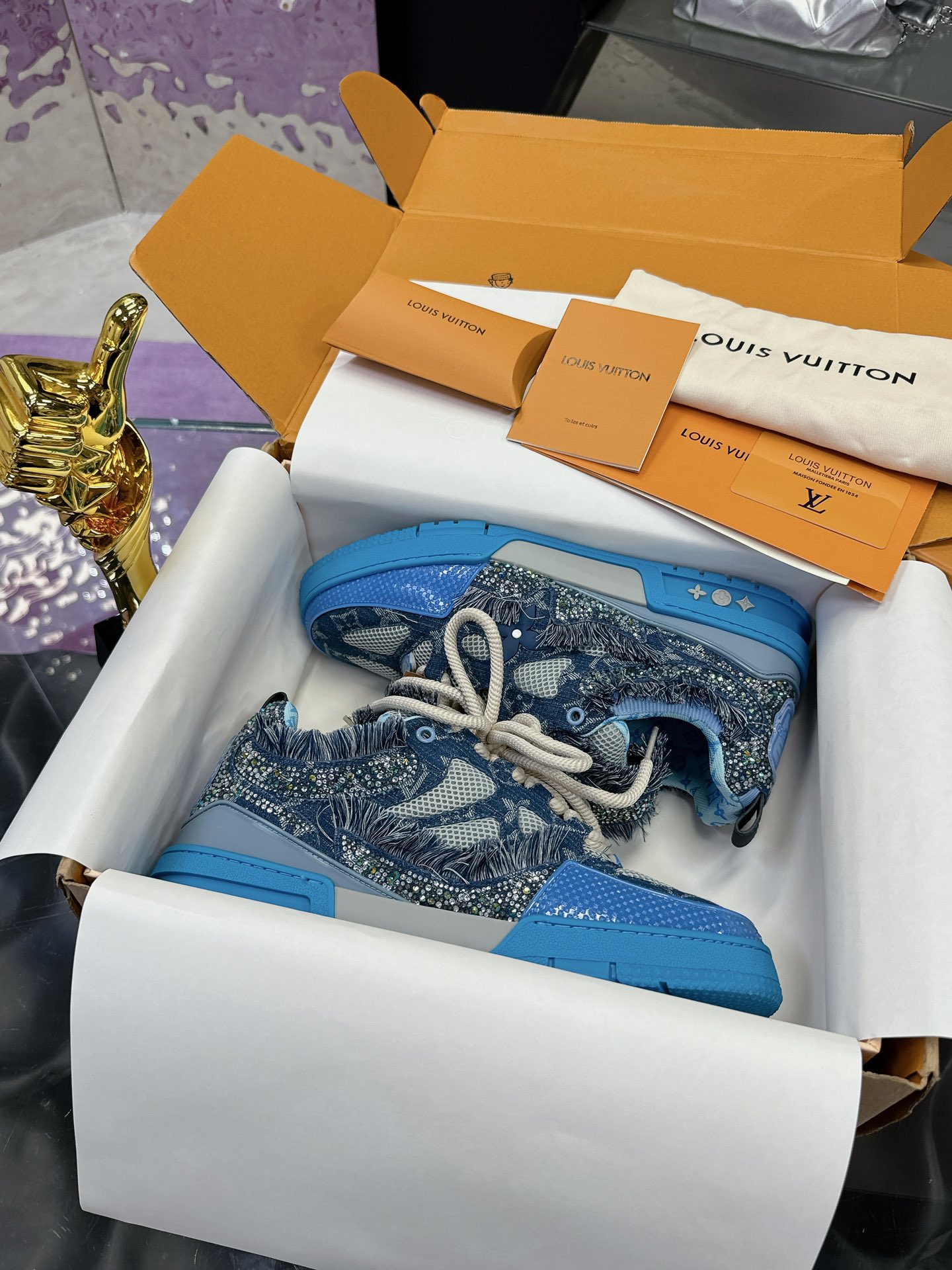 NO:413102,(Aircraft Box 10) Bread Shoes, Diamond Surface, New Colors, Craft Series 5/ Louis Vuitton Show Skate Shoes hit, LOUIS VUITTON Trainer is undoubtedly one of the most successful Sneakers launched by luxury brands, but the pace of exploration will not stop LOUISVUITTON will also bring a new skate shoe series in spring 2025. The new series in the picture returns to the 1990s. Chunky Skate Shoes feels like the upper, the leather and mesh are made of uppers, the large silhouette and thick shoelaces are very eye-catching, and it is expected to have quite a lot of color matching like Trainer. Combined with the previous DIOR show skate shoes, this Chunky style may be stronger next year. Size: Women 35-40 Men 39-46, casual shoes/sports shoes, dior, louis  vuitton, louis vuitton,sneakers19860909（飞机盒10） 面包鞋 钻面又加新颜色啦 工艺系列 5/ 路易威登走秀滑板鞋爆款, LOUIS VUITTON Trainer无疑是奢侈品牌推出的最成功的Sneaker之一,不过探索的脚步并不会停LOUISVUITTON也将在2025年春季带来全新滑板鞋系列.图中新系列回到了90年代 Chunky Skate Shoes既视感,皮革与网面打造鞋面,肥大的廓形与粗鞋带都非常惹眼,预计也会像Trainer一样拥有相当多的配色.结合此前 DIOR秀场滑板鞋来看,明年或许这股Chunky风会更加强劲. Size:女35-40 男39-46,休闲鞋/运动鞋,dior,louis vuitton,louis vuitton,sneakers,Women's Shoes