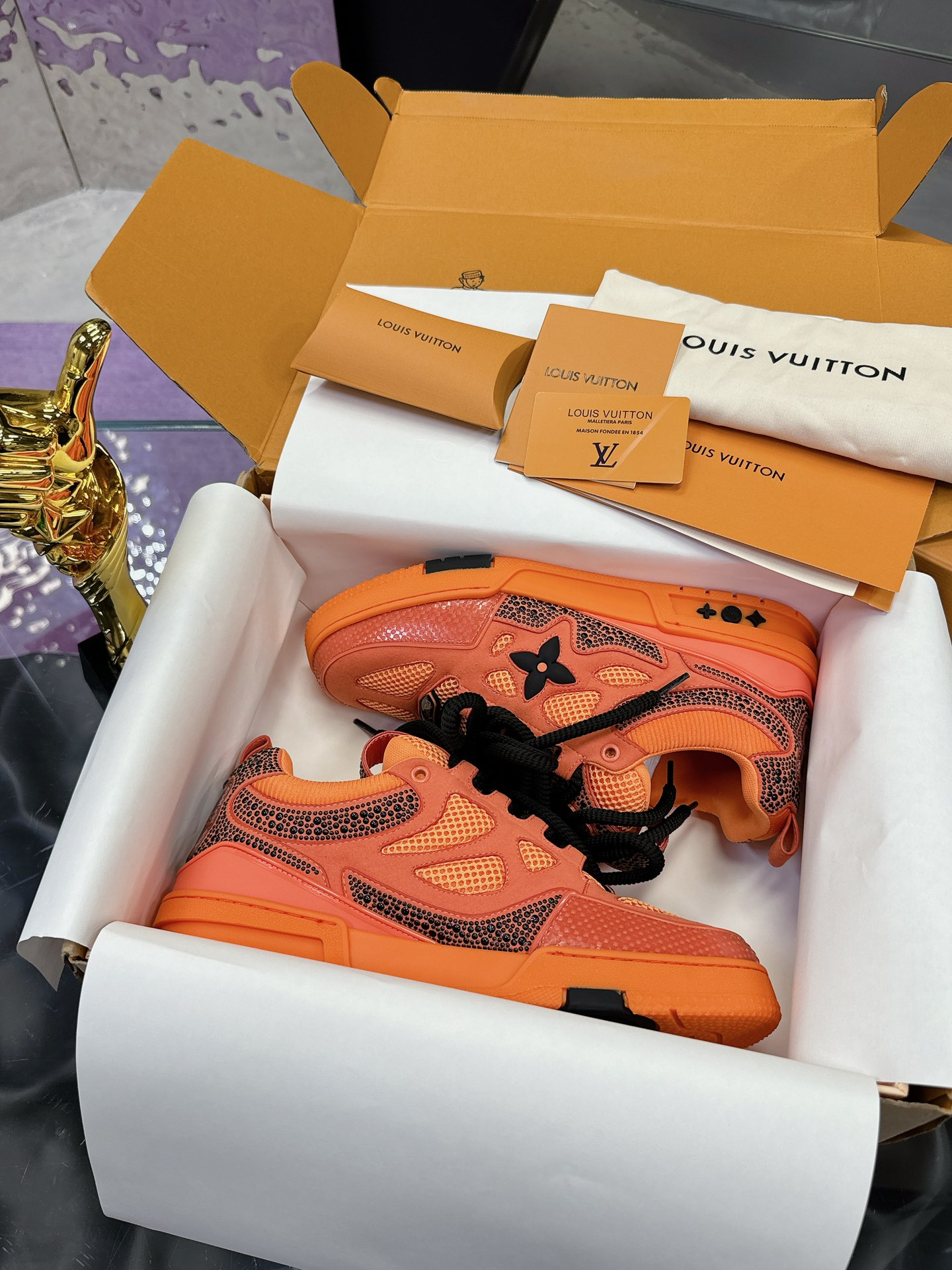 NO:413107,(Aircraft Box 10) Bread Shoes, Diamond Surface, New Colors, Craft Series 5/ Louis Vuitton Show Skate Shoes hit, LOUIS VUITTON Trainer is undoubtedly one of the most successful Sneakers launched by luxury brands, but the pace of exploration will not stop LOUISVUITTON will also bring a new skate shoe series in spring 2025. The new series in the picture returns to the 1990s. Chunky Skate Shoes feels like a leather and mesh, the upper is made of, the large silhouette and thick shoelaces are very eye-catching, and it is expected to have quite a lot of color matching like Trainer. Combined with the previous DIOR show skate shoes, this Chunky style may be stronger next year. Size: Women 35-40  Men 39-46, casual shoes/sports shoes, dior, louis vuitton, louis vuitton, sneakers19860909（飞机盒10） 面包鞋 钻面 又加新颜色啦 工艺系列 5/ 路易威登走秀滑板鞋爆款, LOUIS VUITTON Trainer无疑是奢侈品牌推出的最成功的Sneaker之一,不过探索的脚步并不会停LOUISVUITTON也将在2025年春季带来全新滑板鞋系列.图中新系列回到了90年代 Chunky Skate Shoes既视感,皮革与网面打造鞋面,肥大的廓形与粗鞋带都非常惹眼,预计也会像Trainer一样拥有相当多的配色.结合此前 DIOR秀场滑板鞋来看,明年或许这股Chunky风会更加强劲. Size:女35-40 男39-46,休闲鞋/运动鞋,dior,louis vuitton,louis vuitton,sneakers,Women's Shoes