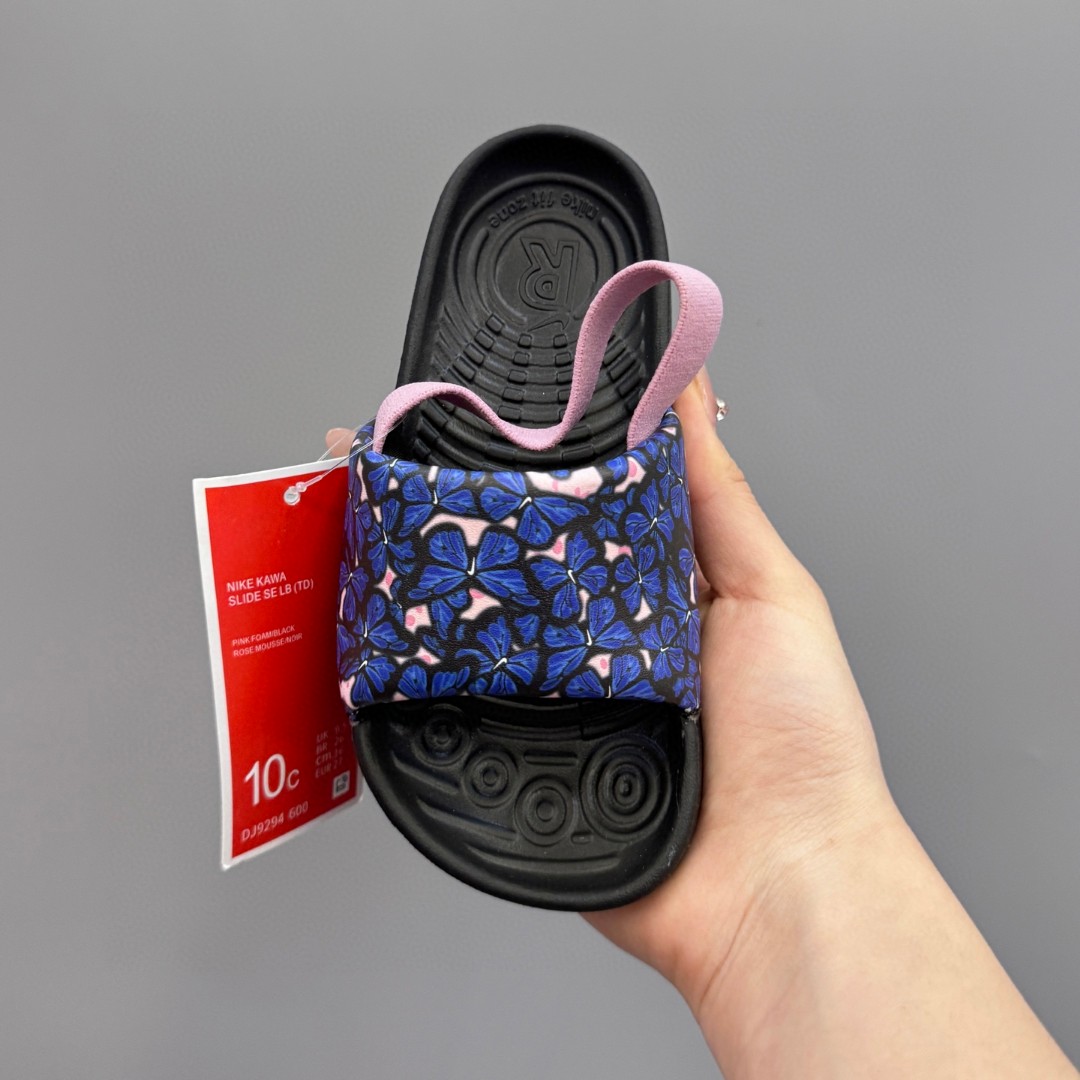 图片[5]-ＮＫ新款儿童凉拖 专G版无敌好质量👏不愧是爆款.颜值担当吖～.真的是萌你一脸好么🤩我一百分推荐💯收到绝对惊艳到你.不仅仅是好看，质量都超乎想象了，橡胶底防滑耐磨关键是软到你尖叫的.哪哪都软.鞋面.鞋后跟带.鞋底全部一软到底.特别要说的是后跟松紧带那是我见过最好的弹力带了👍-选品中心