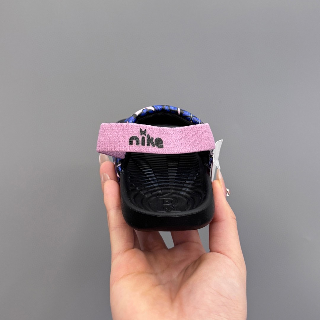 图片[6]-ＮＫ新款儿童凉拖 专G版无敌好质量👏不愧是爆款.颜值担当吖～.真的是萌你一脸好么🤩我一百分推荐💯收到绝对惊艳到你.不仅仅是好看，质量都超乎想象了，橡胶底防滑耐磨关键是软到你尖叫的.哪哪都软.鞋面.鞋后跟带.鞋底全部一软到底.特别要说的是后跟松紧带那是我见过最好的弹力带了👍-选品中心