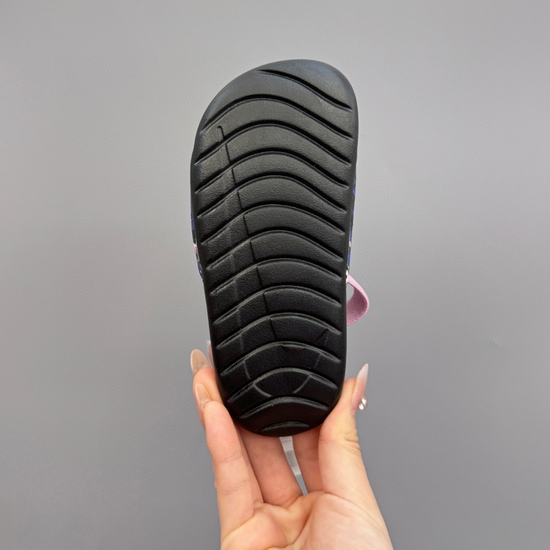 图片[7]-ＮＫ新款儿童凉拖 专G版无敌好质量👏不愧是爆款.颜值担当吖～.真的是萌你一脸好么🤩我一百分推荐💯收到绝对惊艳到你.不仅仅是好看，质量都超乎想象了，橡胶底防滑耐磨关键是软到你尖叫的.哪哪都软.鞋面.鞋后跟带.鞋底全部一软到底.特别要说的是后跟松紧带那是我见过最好的弹力带了👍-选品中心