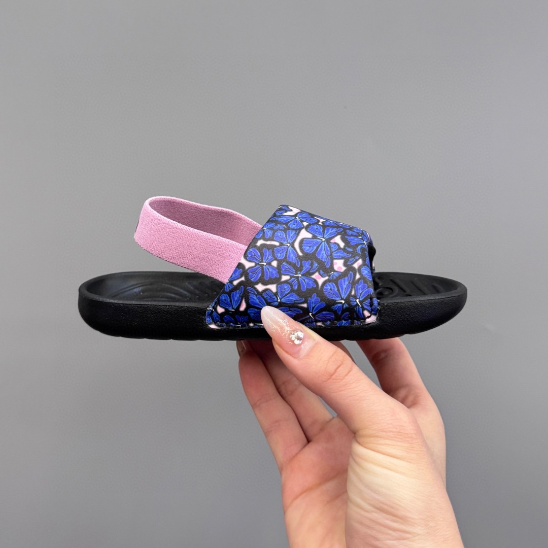 图片[3]-ＮＫ新款儿童凉拖 专G版无敌好质量👏不愧是爆款.颜值担当吖～.真的是萌你一脸好么🤩我一百分推荐💯收到绝对惊艳到你.不仅仅是好看，质量都超乎想象了，橡胶底防滑耐磨关键是软到你尖叫的.哪哪都软.鞋面.鞋后跟带.鞋底全部一软到底.特别要说的是后跟松紧带那是我见过最好的弹力带了👍-选品中心