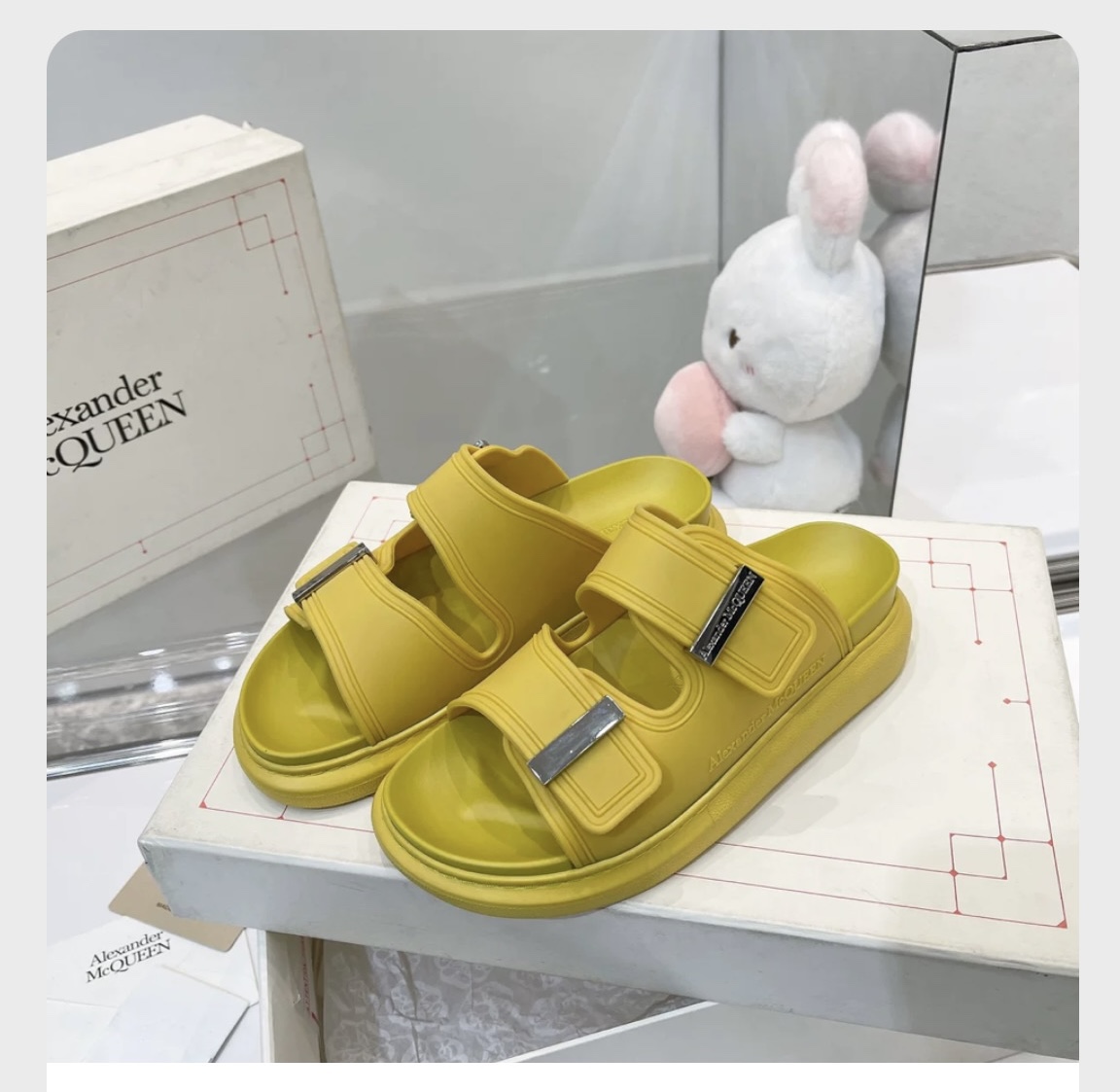 McQueen’s Candy-Coloured Slippers: Classic Style, Comfortable Fit, Unique Design, Limited Edition - 图片 3