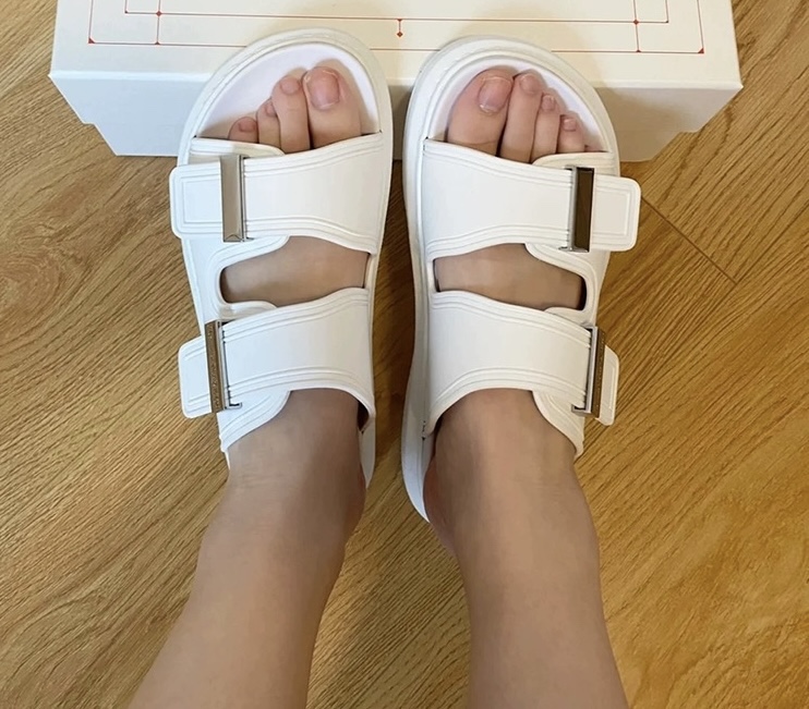 McQueen’s Candy-Coloured Slippers: Classic Style, Comfortable Fit, Unique Design, Limited Edition - 图片 7