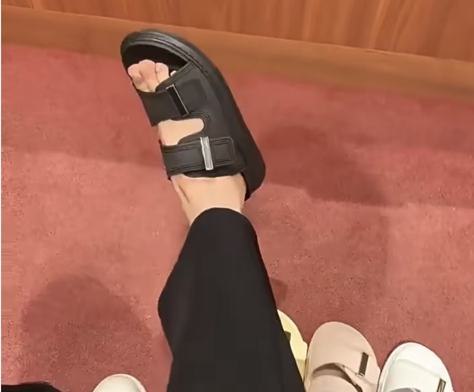 McQueen’s Candy-Coloured Slippers: Classic Style, Comfortable Fit, Unique Design, Limited Edition - 图片 9