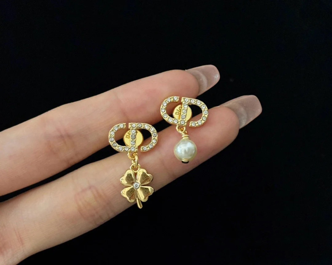 DIOR My ABC Dior Earrings: Customizable Initial Charm on a Diamond-Studded Hoop 11 o 1igie6j5fnkv1qvf4of3seqc2s