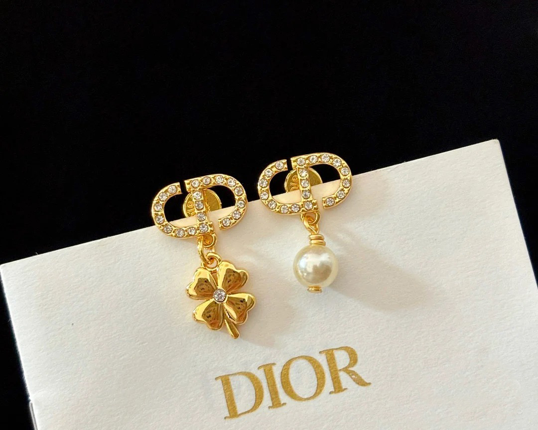 DIOR My ABC Dior Earrings: Customizable Initial Charm on a Diamond-Studded Hoop 10 o 1igie6j5g8021fjk1phl16esp55t