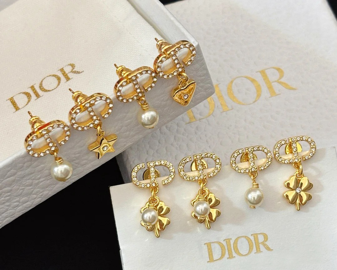 DIOR My ABC Dior Earrings: Customizable Initial Charm on a Diamond-Studded Hoop 16 o 1igie6j5i31310oa13pi1t1r1hgpv