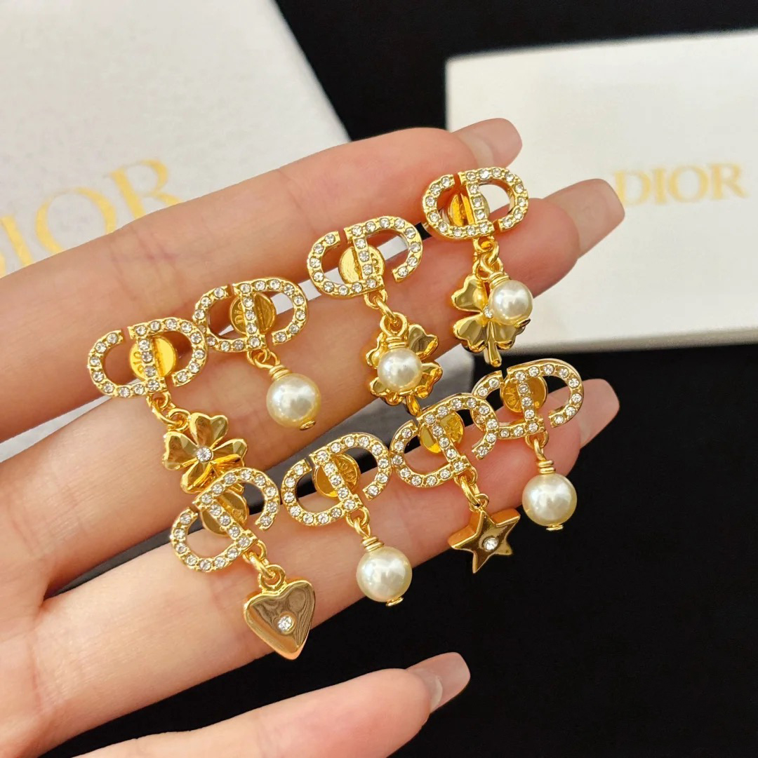 DIOR My ABC Dior Earrings: Customizable Initial Charm on a Diamond-Studded Hoop 17 o 1igie6j5jva81d311pfe172j173i10