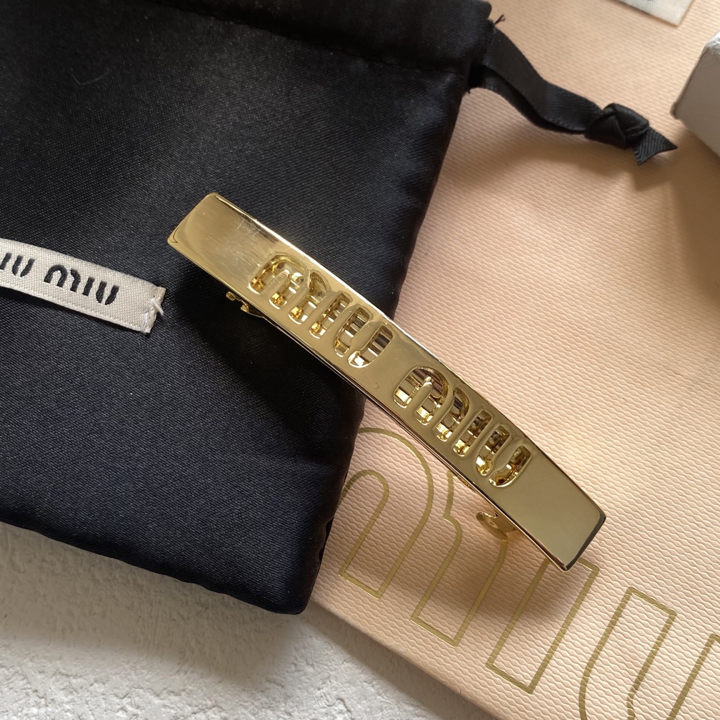 Miu Miu Double-Claw Clip: Pearlescent Finish with Hidden Logo 16 i1739853724615 4672 0 2