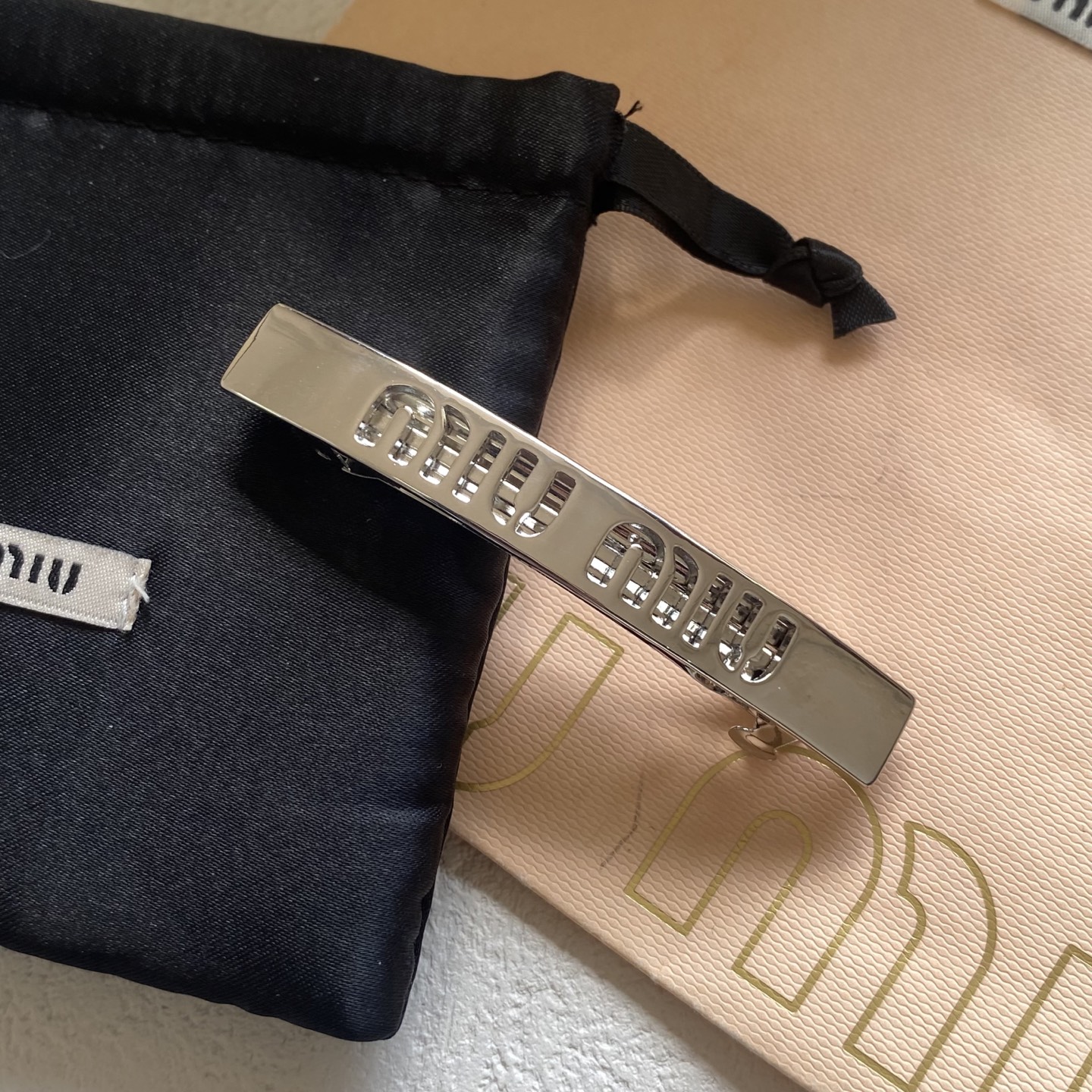 Miu Miu Double-Claw Clip: Pearlescent Finish with Hidden Logo 15 i1739853724713 1863 0 1