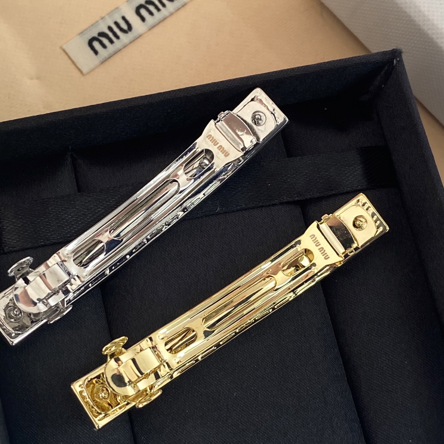 Miu Miu Double-Claw Clip: Pearlescent Finish with Hidden Logo 14 i1739853724797 6408 0 4