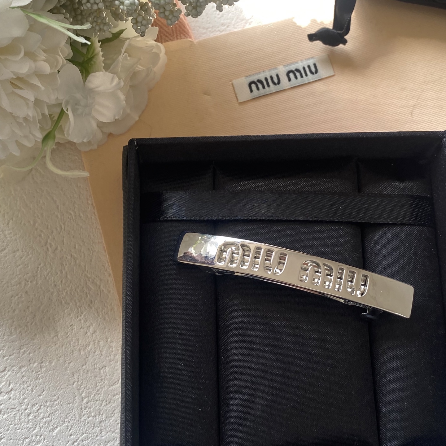 Miu Miu Double-Claw Clip: Pearlescent Finish with Hidden Logo 11 i1739853726219 9552 0 6