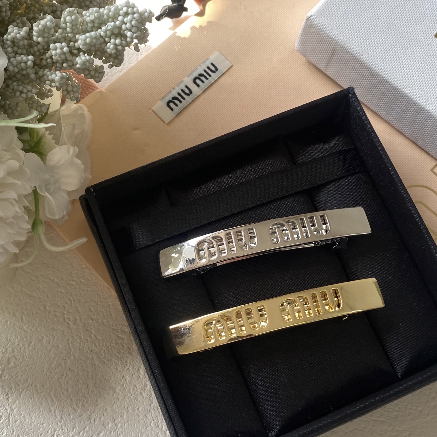 Miu Miu Double-Claw Clip: Pearlescent Finish with Hidden Logo 9 i1739853726286 6292 0 5