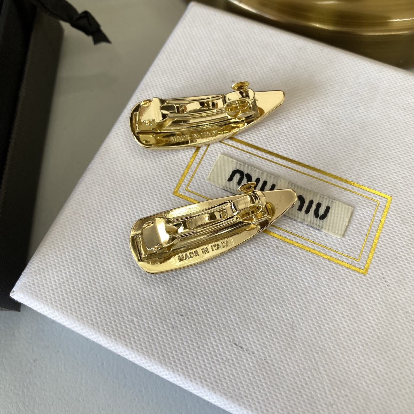 Miu Miu Floral Resin Hair Clip: Translucent Petals with Gold Wire Stem 15 i1754465691787 4574 0 2