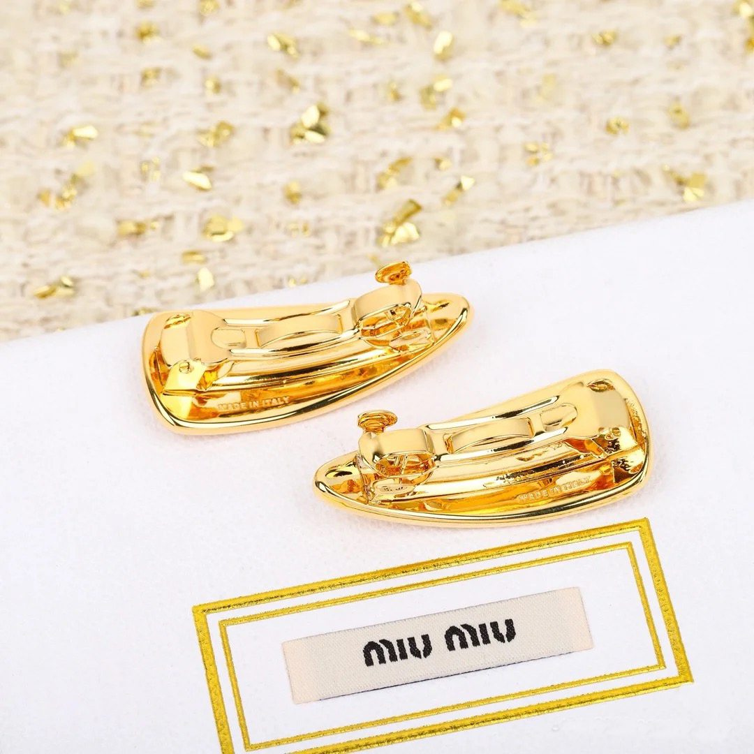 Miu Miu Floral Resin Hair Clip: Translucent Petals with Gold Wire Stem 17 o 1j2126om667k1rmujtb1evjimg0