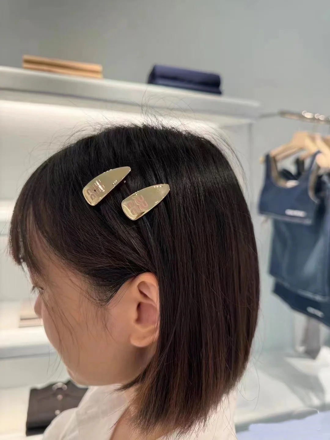 Miu Miu Floral Resin Hair Clip: Translucent Petals with Gold Wire Stem 14 o 1j2126om74qu1jnpnumsqk1af21