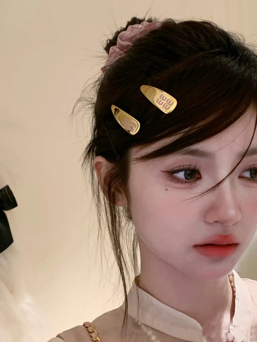 Miu Miu Floral Resin Hair Clip: Translucent Petals with Gold Wire Stem 13 o 1j2126omadj51i6pvpqbaj1rok4