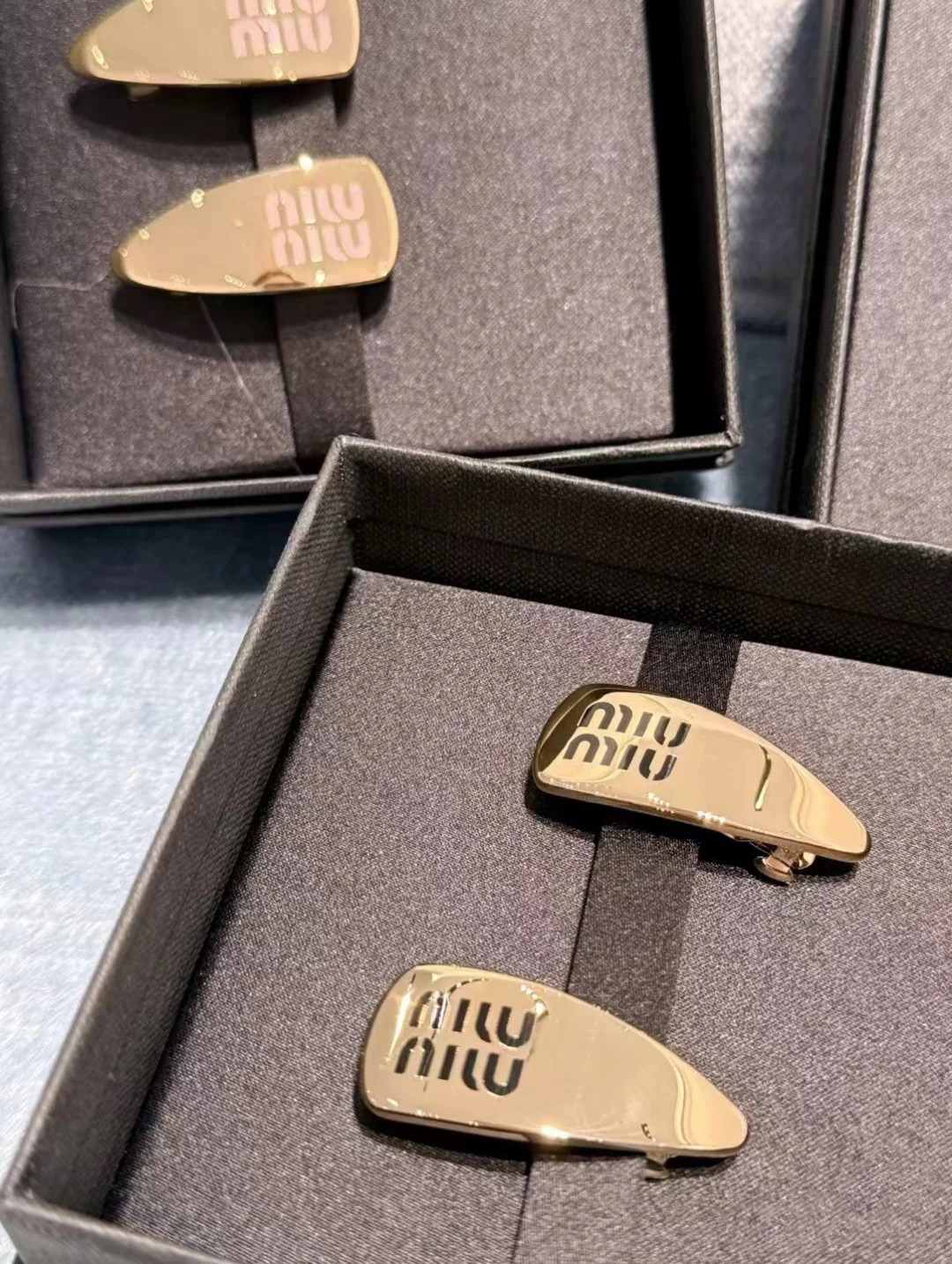 Miu Miu Floral Resin Hair Clip: Translucent Petals with Gold Wire Stem 12 o 1j2126omd101t16n4fum17s06d18