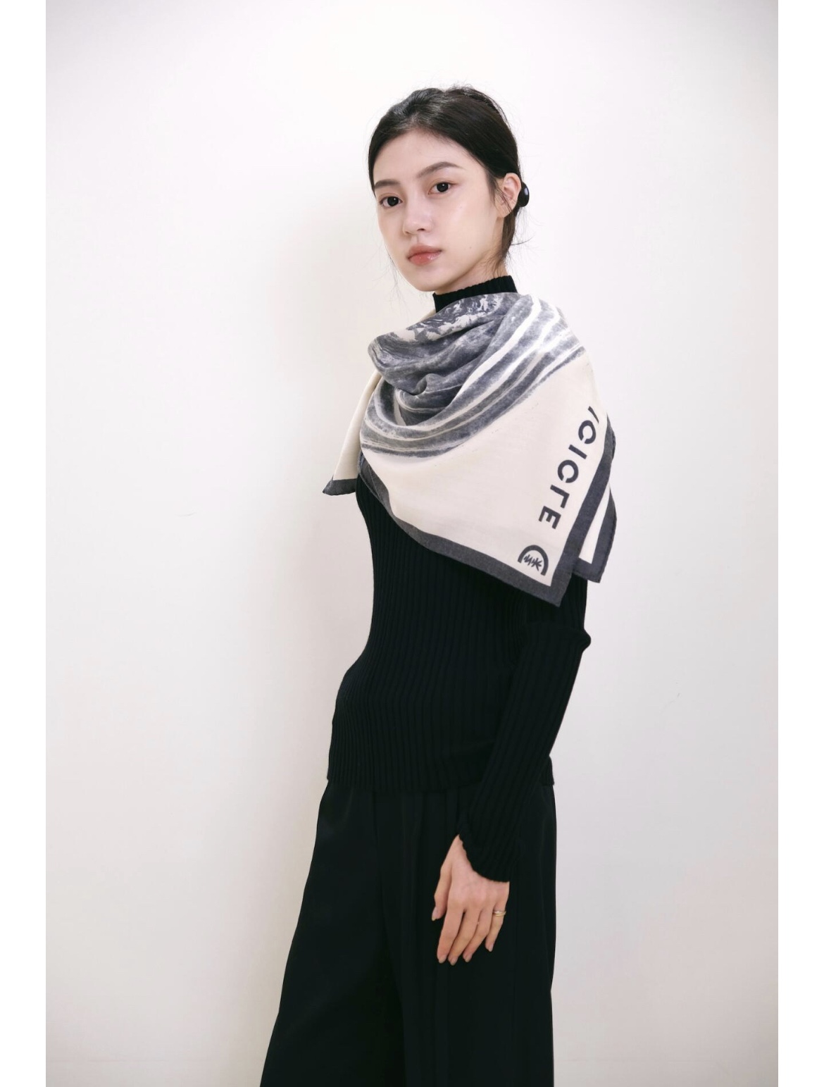 Louis Vuitton Haute Couture Haute Couture Artisanal Silk Scarf Ref 5