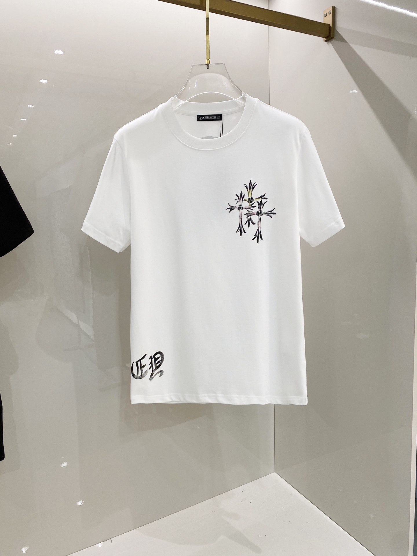 NO:123872,Croxin [New Product] 2025SS Spring and Summer Men and Women Couples Hand-painted Logo Icon Design Short-sleeved T-shirt Simple Fashion Element Design High-quality Knitted Cotton Fabric, with smooth and delicate feel, and the breathable and comfortable feeling of the body is impeccable. It is matched with a fashionable silhouette and cut design to show the latest techniques of fashion fashion. The new logo leather badge has strong sewing and strong appeal, showing avant-garde and unique personality. A must-have item for fashion experts. Expressing a meticulous fashion atmosphere. Size S/M/L/XL/2XL S Shoulder width 43 bust 104 Long 67 Sleeve length 21, chrome hearts, T-shirt,tees, t-shirt,alexander wang19860909克罗心【新品】2025SS春夏 男女情侣款 手绘logo图标设计 短袖T恤简约的时尚元素设计凸显精简,隶属今夏高颜值单品. 客供优质针织棉面料,手感顺滑细腻,着身的透气舒适感无可挑剔.搭配时尚廓形裁剪设计彰显潮流时尚的最新手法. 全新标识皮质徽章缝制感染力强大,彰显前卫独特个性.时尚达人的必备单品.表达一丝不苟的时尚气息. 尺码S/M/L/XL/2XL S肩宽43胸围104衣长67袖长21,,chrome hearts,T-shirt,tees，t-shirt,alexander wang,Men's clothing