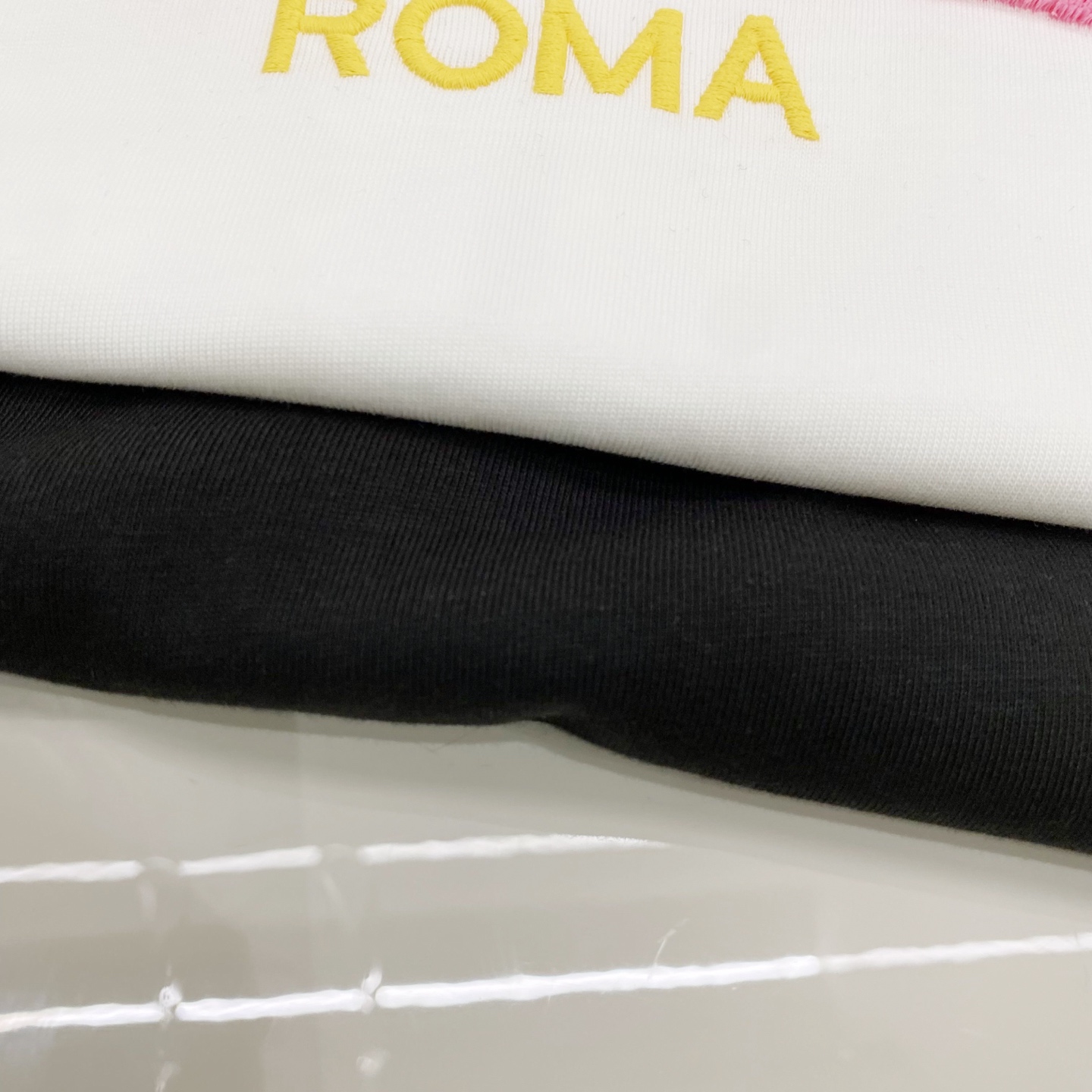 支持年后退换P130 芬迪【新品】2026SS春夏🆕 男女情侣款 毛巾绣logo图标设计 短袖T恤简约的时尚元素设计凸显精简,隶属今夏高颜值单品.

客供优质针织棉面料,手感顺滑细腻,着身的透气舒适感无可挑剔.搭配时尚廓形裁剪设计彰显潮流时尚的最新手法.

全新标识皮质徽章缝制感染力强大,彰显前卫独特个性.时尚达人的必备单品.表达一丝不苟的时尚气息. 

尺码：S/M/L/XL/2XL

S肩宽43胸围104衣长67袖长21