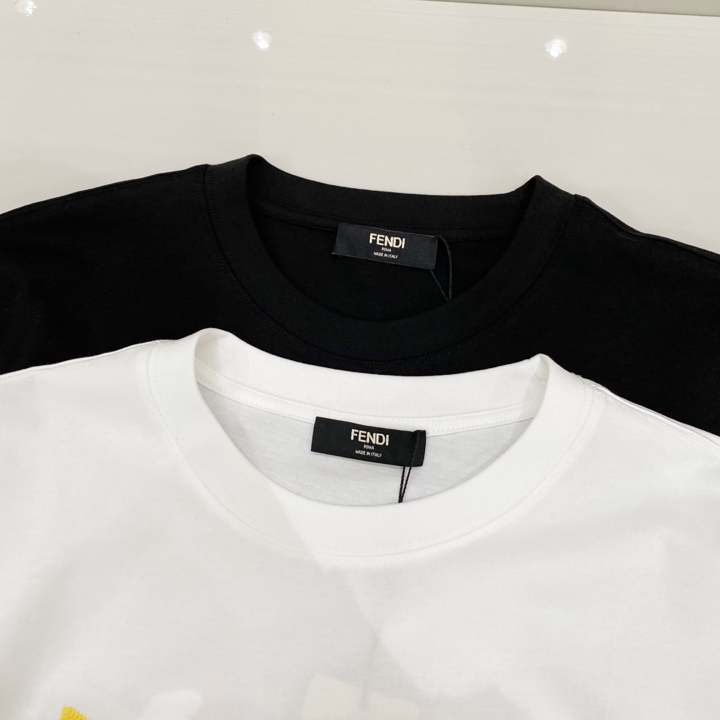 支持年后退换P130 芬迪【新品】2026SS春夏🆕 男女情侣款 毛巾绣logo图标设计 短袖T恤简约的时尚元素设计凸显精简,隶属今夏高颜值单品.

客供优质针织棉面料,手感顺滑细腻,着身的透气舒适感无可挑剔.搭配时尚廓形裁剪设计彰显潮流时尚的最新手法.

全新标识皮质徽章缝制感染力强大,彰显前卫独特个性.时尚达人的必备单品.表达一丝不苟的时尚气息. 

尺码：S/M/L/XL/2XL

S肩宽43胸围104衣长67袖长21