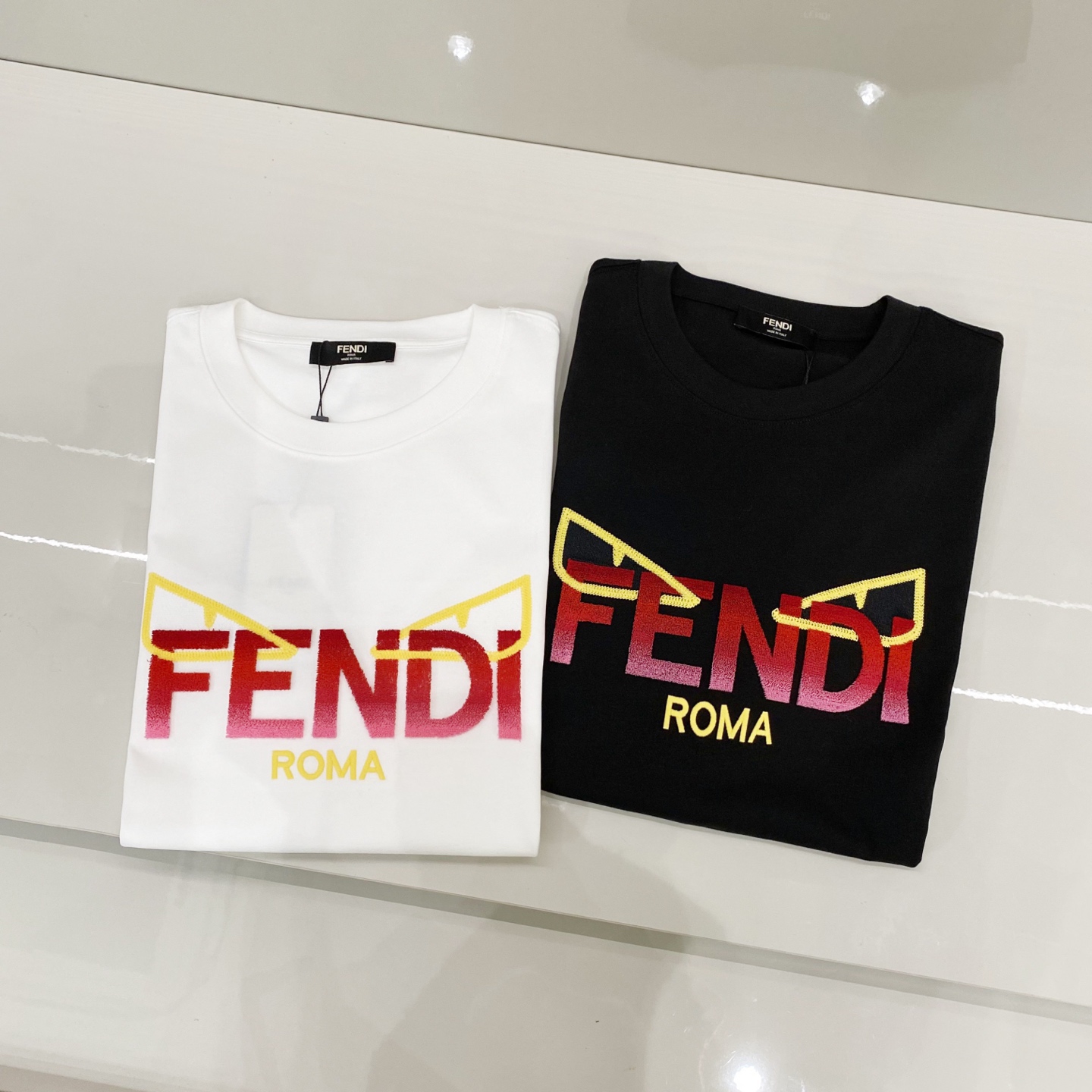 支持年后退换P130 芬迪【新品】2026SS春夏🆕 男女情侣款 毛巾绣logo图标设计 短袖T恤简约的时尚元素设计凸显精简,隶属今夏高颜值单品.

客供优质针织棉面料,手感顺滑细腻,着身的透气舒适感无可挑剔.搭配时尚廓形裁剪设计彰显潮流时尚的最新手法.

全新标识皮质徽章缝制感染力强大,彰显前卫独特个性.时尚达人的必备单品.表达一丝不苟的时尚气息. 

尺码：S/M/L/XL/2XL

S肩宽43胸围104衣长67袖长21