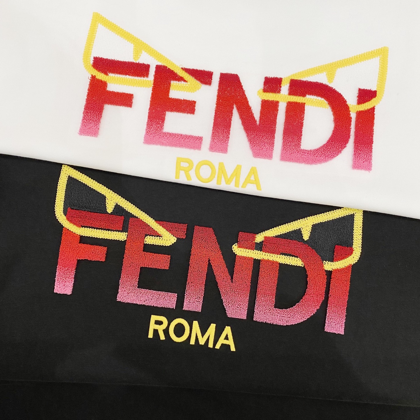 支持年后退换P130 芬迪【新品】2026SS春夏🆕 男女情侣款 毛巾绣logo图标设计 短袖T恤简约的时尚元素设计凸显精简,隶属今夏高颜值单品.

客供优质针织棉面料,手感顺滑细腻,着身的透气舒适感无可挑剔.搭配时尚廓形裁剪设计彰显潮流时尚的最新手法.

全新标识皮质徽章缝制感染力强大,彰显前卫独特个性.时尚达人的必备单品.表达一丝不苟的时尚气息. 

尺码：S/M/L/XL/2XL

S肩宽43胸围104衣长67袖长21