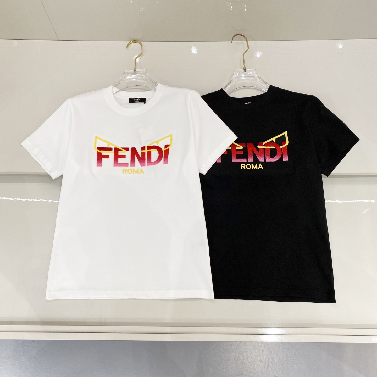 支持年后退换P130 芬迪【新品】2026SS春夏🆕 男女情侣款 毛巾绣logo图标设计 短袖T恤简约的时尚元素设计凸显精简,隶属今夏高颜值单品.

客供优质针织棉面料,手感顺滑细腻,着身的透气舒适感无可挑剔.搭配时尚廓形裁剪设计彰显潮流时尚的最新手法.

全新标识皮质徽章缝制感染力强大,彰显前卫独特个性.时尚达人的必备单品.表达一丝不苟的时尚气息. 

尺码：S/M/L/XL/2XL

S肩宽43胸围104衣长67袖长21