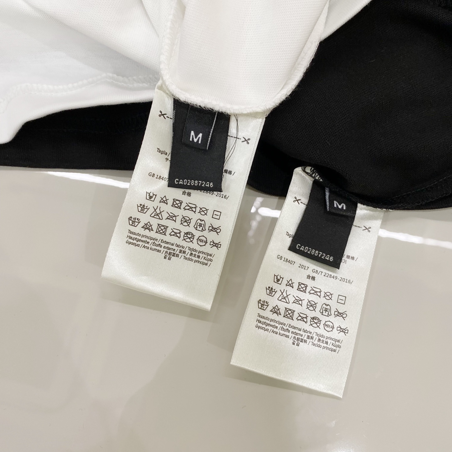 支持年后退换P130 芬迪【新品】2026SS春夏🆕 男女情侣款 毛巾绣logo图标设计 短袖T恤简约的时尚元素设计凸显精简,隶属今夏高颜值单品.

客供优质针织棉面料,手感顺滑细腻,着身的透气舒适感无可挑剔.搭配时尚廓形裁剪设计彰显潮流时尚的最新手法.

全新标识皮质徽章缝制感染力强大,彰显前卫独特个性.时尚达人的必备单品.表达一丝不苟的时尚气息. 

尺码：S/M/L/XL/2XL

S肩宽43胸围104衣长67袖长21