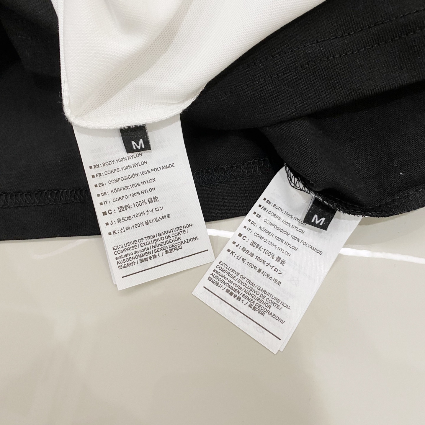 支持年后退换P130 始祖鸟【新品】2026SS春夏🆕 男女情侣款 刺绣logo图标设计 短袖T恤简约的时尚元素设计凸显精简,隶属今夏高颜值单品.

客供优质针织棉面料,手感顺滑细腻,着身的透气舒适感无可挑剔.搭配时尚廓形裁剪设计彰显潮流时尚的最新手法.

全新标识皮质徽章缝制感染力强大,彰显前卫独特个性.时尚达人的必备单品.表达一丝不苟的时尚气息.

尺码：S/M/L/XL/2XL

S肩宽43胸围104衣长67袖长21