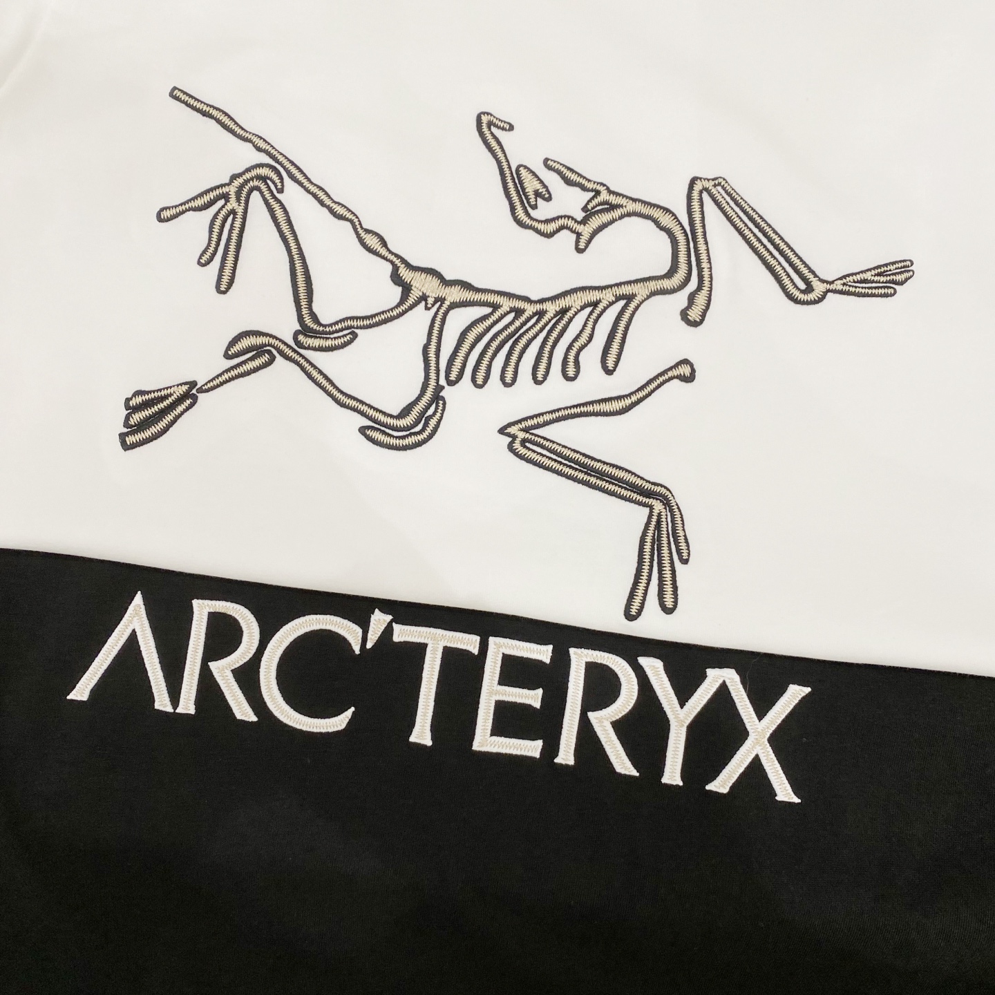 支持年后退换P130 始祖鸟【新品】2026SS春夏🆕 男女情侣款 刺绣logo图标设计 短袖T恤简约的时尚元素设计凸显精简,隶属今夏高颜值单品.

客供优质针织棉面料,手感顺滑细腻,着身的透气舒适感无可挑剔.搭配时尚廓形裁剪设计彰显潮流时尚的最新手法.

全新标识皮质徽章缝制感染力强大,彰显前卫独特个性.时尚达人的必备单品.表达一丝不苟的时尚气息.

尺码：S/M/L/XL/2XL

S肩宽43胸围104衣长67袖长21