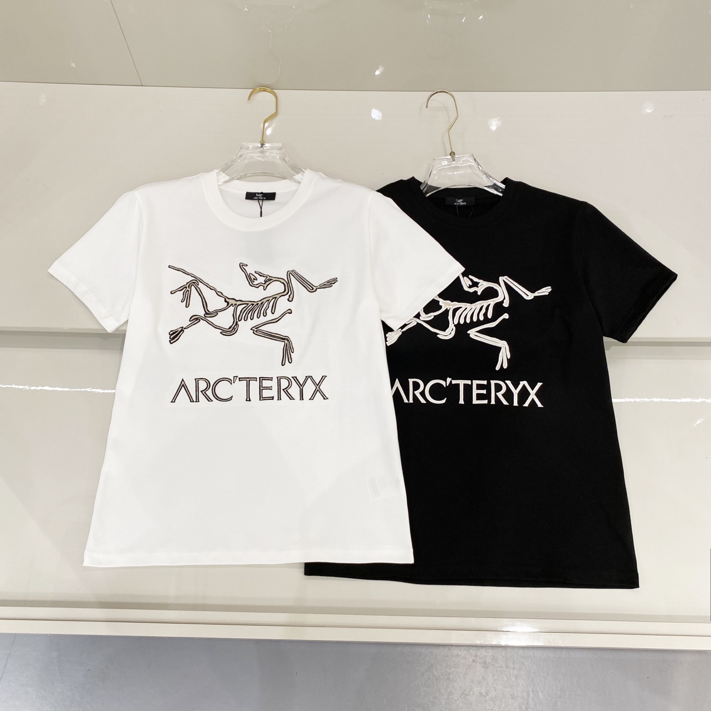 支持年后退换P130 始祖鸟【新品】2026SS春夏🆕 男女情侣款 刺绣logo图标设计 短袖T恤简约的时尚元素设计凸显精简,隶属今夏高颜值单品.

客供优质针织棉面料,手感顺滑细腻,着身的透气舒适感无可挑剔.搭配时尚廓形裁剪设计彰显潮流时尚的最新手法.

全新标识皮质徽章缝制感染力强大,彰显前卫独特个性.时尚达人的必备单品.表达一丝不苟的时尚气息.

尺码：S/M/L/XL/2XL

S肩宽43胸围104衣长67袖长21