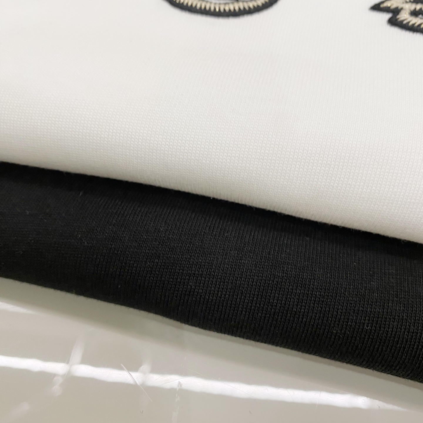 支持年后退换P130 始祖鸟【新品】2026SS春夏🆕 男女情侣款 刺绣logo图标设计 短袖T恤简约的时尚元素设计凸显精简,隶属今夏高颜值单品.

客供优质针织棉面料,手感顺滑细腻,着身的透气舒适感无可挑剔.搭配时尚廓形裁剪设计彰显潮流时尚的最新手法.

全新标识皮质徽章缝制感染力强大,彰显前卫独特个性.时尚达人的必备单品.表达一丝不苟的时尚气息.

尺码：S/M/L/XL/2XL

S肩宽43胸围104衣长67袖长21