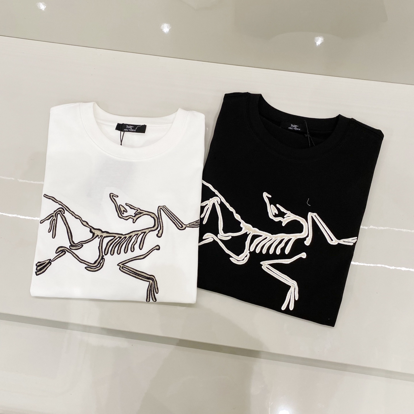 支持年后退换P130 始祖鸟【新品】2026SS春夏🆕 男女情侣款 刺绣logo图标设计 短袖T恤简约的时尚元素设计凸显精简,隶属今夏高颜值单品.

客供优质针织棉面料,手感顺滑细腻,着身的透气舒适感无可挑剔.搭配时尚廓形裁剪设计彰显潮流时尚的最新手法.

全新标识皮质徽章缝制感染力强大,彰显前卫独特个性.时尚达人的必备单品.表达一丝不苟的时尚气息.

尺码：S/M/L/XL/2XL

S肩宽43胸围104衣长67袖长21