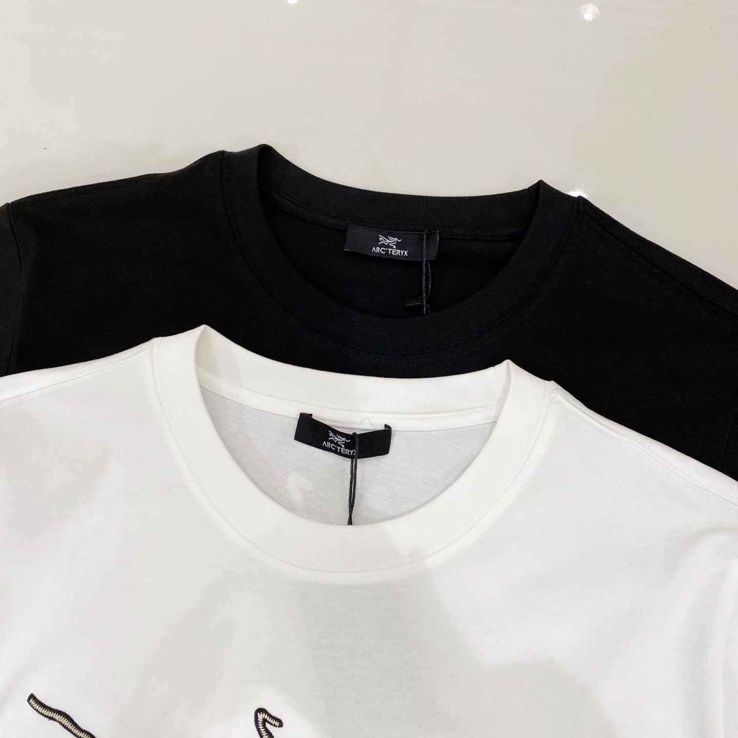 支持年后退换P130 始祖鸟【新品】2026SS春夏🆕 男女情侣款 刺绣logo图标设计 短袖T恤简约的时尚元素设计凸显精简,隶属今夏高颜值单品.

客供优质针织棉面料,手感顺滑细腻,着身的透气舒适感无可挑剔.搭配时尚廓形裁剪设计彰显潮流时尚的最新手法.

全新标识皮质徽章缝制感染力强大,彰显前卫独特个性.时尚达人的必备单品.表达一丝不苟的时尚气息.

尺码：S/M/L/XL/2XL

S肩宽43胸围104衣长67袖长21