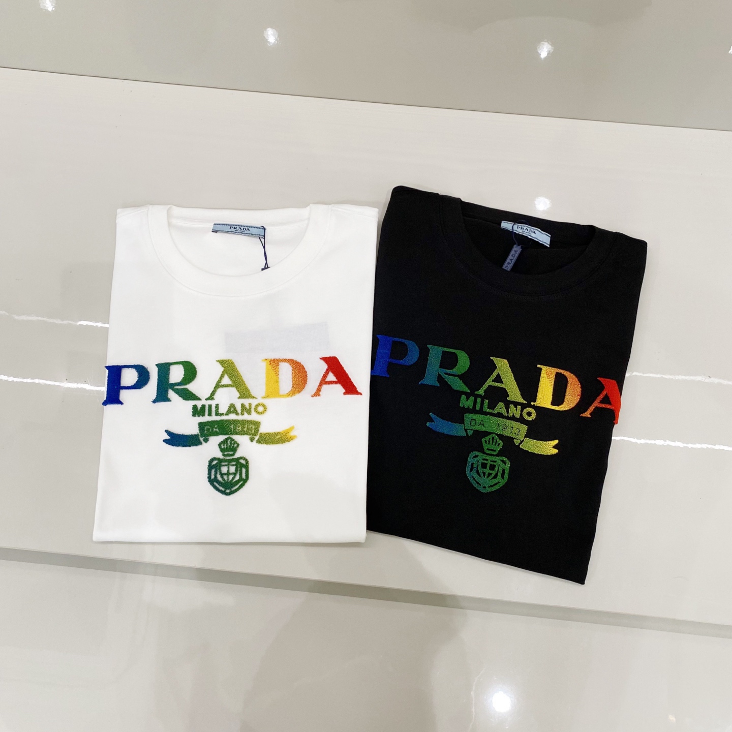 支持年后退换P130 普拉达【新品】2026SS春夏🆕 男女情侣款 毛巾绣logo图标设计 短袖T恤简约的时尚元素设计凸显精简,隶属今夏高颜值单品.

客供优质针织棉面料,手感顺滑细腻,着身的透气舒适感无可挑剔.搭配时尚廓形裁剪设计彰显潮流时尚的最新手法.

全新标识皮质徽章缝制感染力强大,彰显前卫独特个性.时尚达人的必备单品.表达一丝不苟的时尚气息. 

 尺码：S/M/L/XL/2XL

S肩宽43胸围104衣长67袖长21