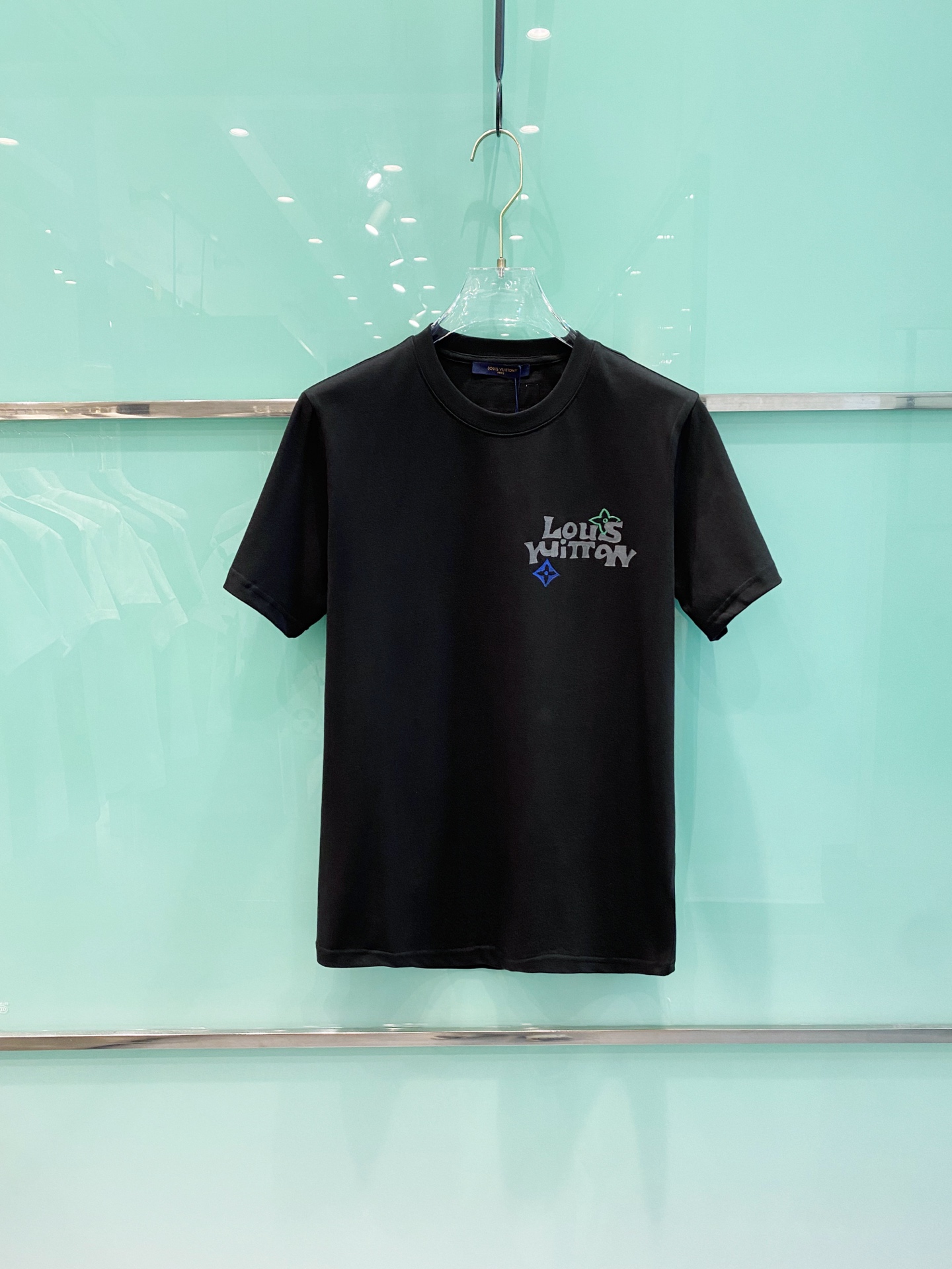 NO:134770,lv Spring and summer new short-sleeved T-shirt for men and women, the latest model is exclusively available on the entire network!  !  ~ It is classic and fashionable and versatile, who doesn’t like it? It will show the classic again. It is very pleasing to the eye and comes with a low luxury halo and recognition!  lv home’s traditional brand concept and modern advanced technology are perfectly combined. Coupled with the extremely modern and modern minimalist design, Louis home’s exclusive logo pattern hand-painted design!  Customized 100% imported pure cotton fabric!  The texture of this model is quite touching, the specifications and grades are known with tentacles. The degree of delicateness and breathability are top-notch!  Size S-2XL, louis vuitton,louis vuitton,t-shirt,tees,t-shirt,alexander wang19860909lv 春夏新款男女同款短袖T恤,最新款全网独家首上！！~既经典有时尚百搭,谁不爱啊,将经典再次展现,非常的耐看,自带低奢光环与辨识度！lv家传统的品牌理念和现代化的先进技术进行了完美结合.加上极其现代摩登风范的简约设计,路易家专属logo图案手绘设计！定制百分百进口纯棉面料！此款的质感相当感人 触手便知规格档次 细腻程度与透气效果堪称顶级！尺码S-2XL,,louis vuitton,louis vuitton,T-shirt,tees，t-shirt,alexander wang,Men's clothing