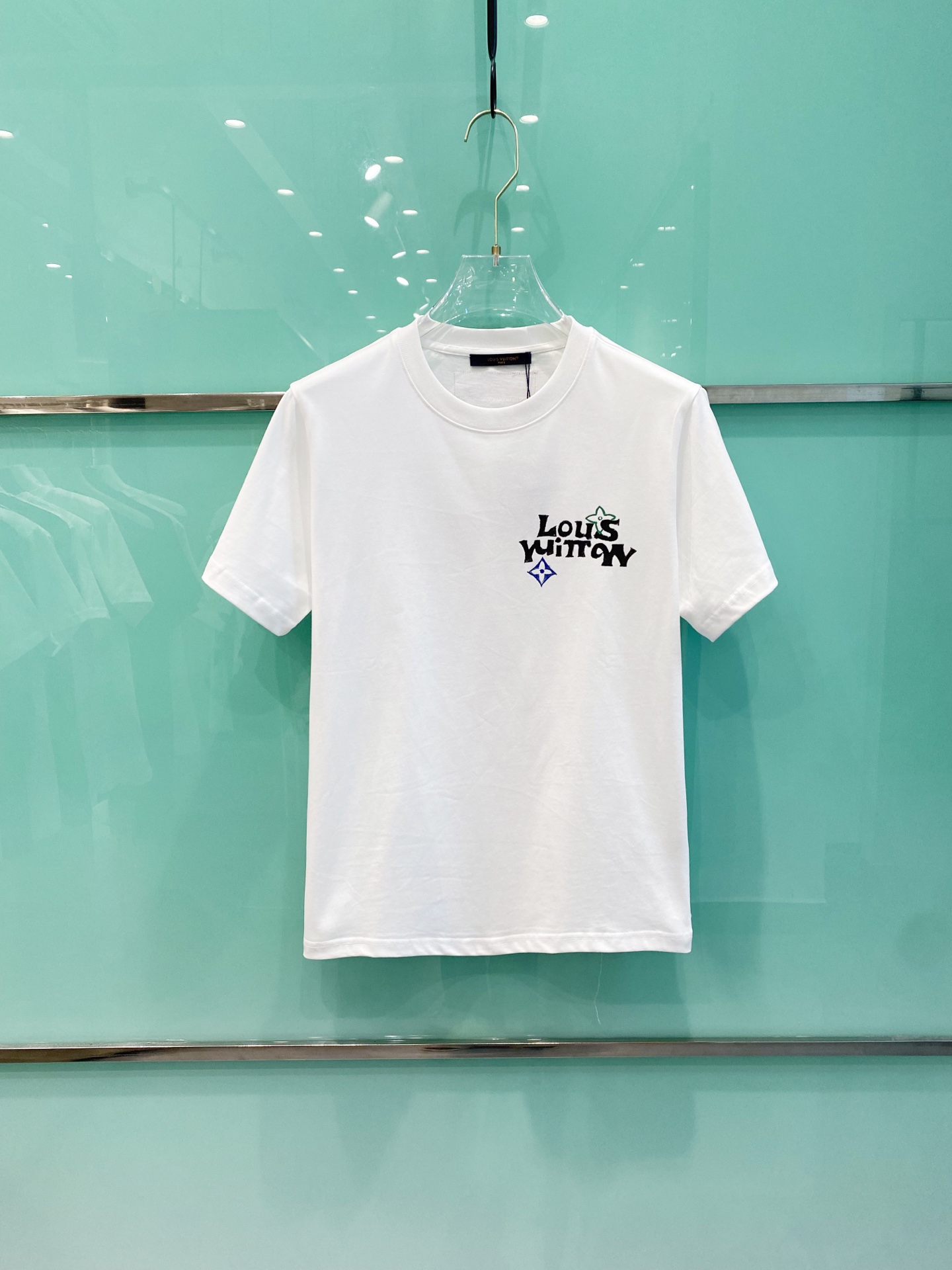 NO:134772,lv Spring and summer new short-sleeved T-shirt for men and women, the latest model is exclusively available on the entire network!  !  ~ It is classic and fashionable and versatile, who doesn’t like it? It will show the classic again. It is very pleasing to the eye and comes with a low luxury halo and recognition!  lv home’s traditional brand concept and modern advanced technology are perfectly combined. Coupled with the extremely modern and modern minimalist design, Louis home’s exclusive logo pattern hand-painted design!  Customized 100% imported pure cotton fabric!  The texture of this model is quite touching, the specifications and grades are known with tentacles. The degree of delicateness and breathability are top-notch!  Size S-2XL, louis vuitton,louis vuitton,t-shirt,tees,t-shirt,alexander wang19860909lv 春夏新款男女同款短袖T恤,最新款全网独家首上！！~既经典有时尚百搭,谁不爱啊,将经典再次展现,非常的耐看,自带低奢光环与辨识度！lv家传统的品牌理念和现代化的先进技术进行了完美结合.加上极其现代摩登风范的简约设计,路易家专属logo图案手绘设计！定制百分百进口纯棉面料！此款的质感相当感人 触手便知规格档次 细腻程度与透气效果堪称顶级！尺码S-2XL,,louis vuitton,louis vuitton,T-shirt,tees，t-shirt,alexander wang,Men's clothing