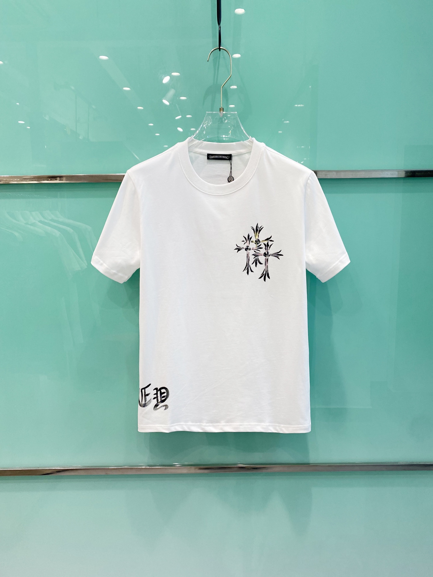 NO:134778,Croxin's new spring and summer short-sleeved T-shirt for men and women, the latest model is exclusively available on the entire network!  !  ~ It is classic and fashionable and versatile, who doesn’t like it? It will show the classic again. It is very pleasing to the eye and comes with a low luxury halo and recognition!  Kejia’s traditional brand concept and modern advanced technology are perfectly combined. Coupled with the extremely modern and simple design, Kejia’s exclusive logo pattern hand-painted design!  Customized 100% imported pure cotton fabric!  The texture of this model is quite touching, the specifications and grades are known with tentacles. The degree of delicateness and breathability are top-notch!  Size S-2XL, chrome hearts, T-shirt,tees, t-shirt,alexander wang19860909克罗心 春夏新款男女同款短袖T恤,最新款全网独家首上！！~既经典有时尚百搭,谁不爱啊,将经典再次展现,非常的耐看,自带低奢光环与辨识度！克家传统的品牌理念和现代化的先进技术进行了完美结合.加上极其现代摩登风范的简约设计,克家专属logo图案手绘设计！定制百分百进口纯棉面料！此款的质感相当感人 触手便知规格档次 细腻程度与透气效果堪称顶级！尺码S-2XL,,chrome hearts,T-shirt,tees，t-shirt,alexander wang,Men's clothing